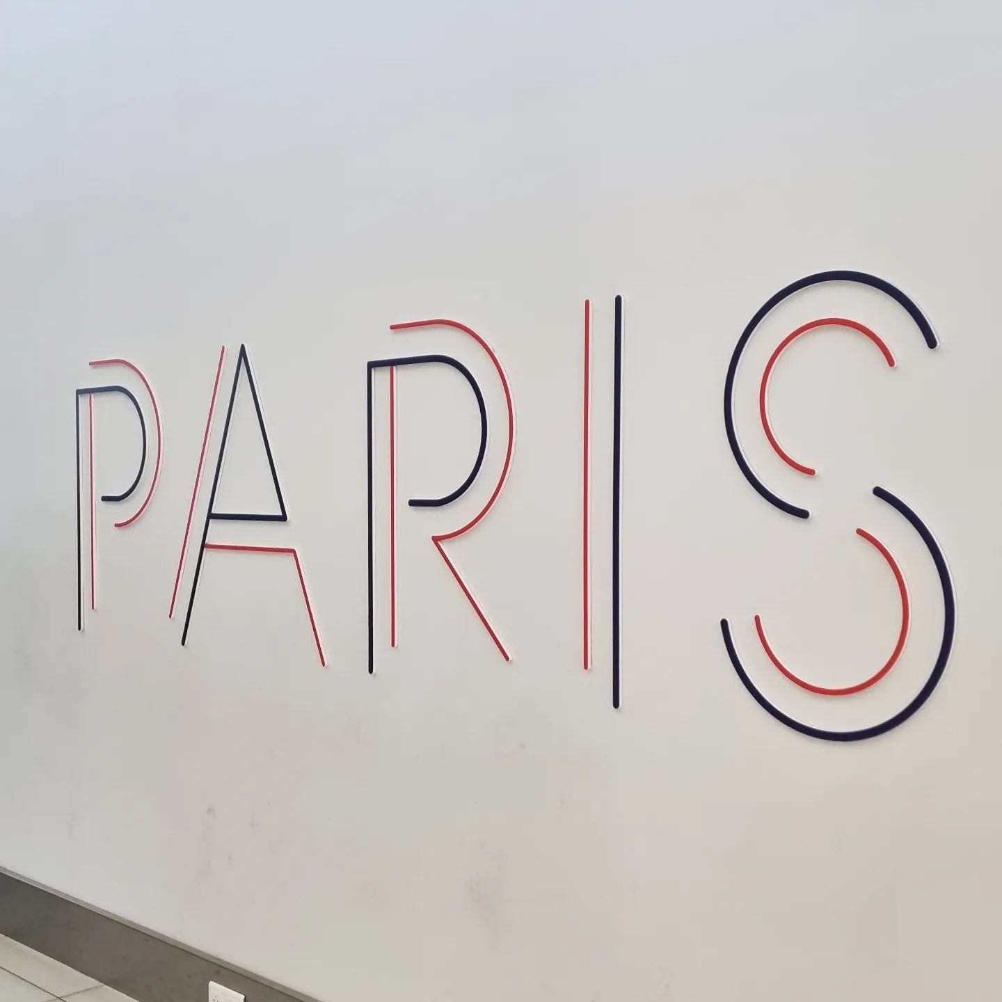 Ep4. 세번째 in PARIS

어쩌다보니
내생에 세번째 파리 여행이었다
나.. 파리 좋아했네-💕

이틀동안 머문 리옹역 근처의 숙소는
작은 부티크 호텔이었는데
베리베리 스몰 사이즈의 엘베서부터
우린 한바탕 웃었다🤣🤣🤣
(한명씩 올라갈뻔ㅋㅋㅋㅋ)

좁은 방이었지만 숙소 근처에
맛집과 빵집과 예쁜 골목이 있어서
나름 괜찮았다는..ㅎㅎ

2023. 05. 31.

#제주부부 #유럽여행 #신혼여행 #파리