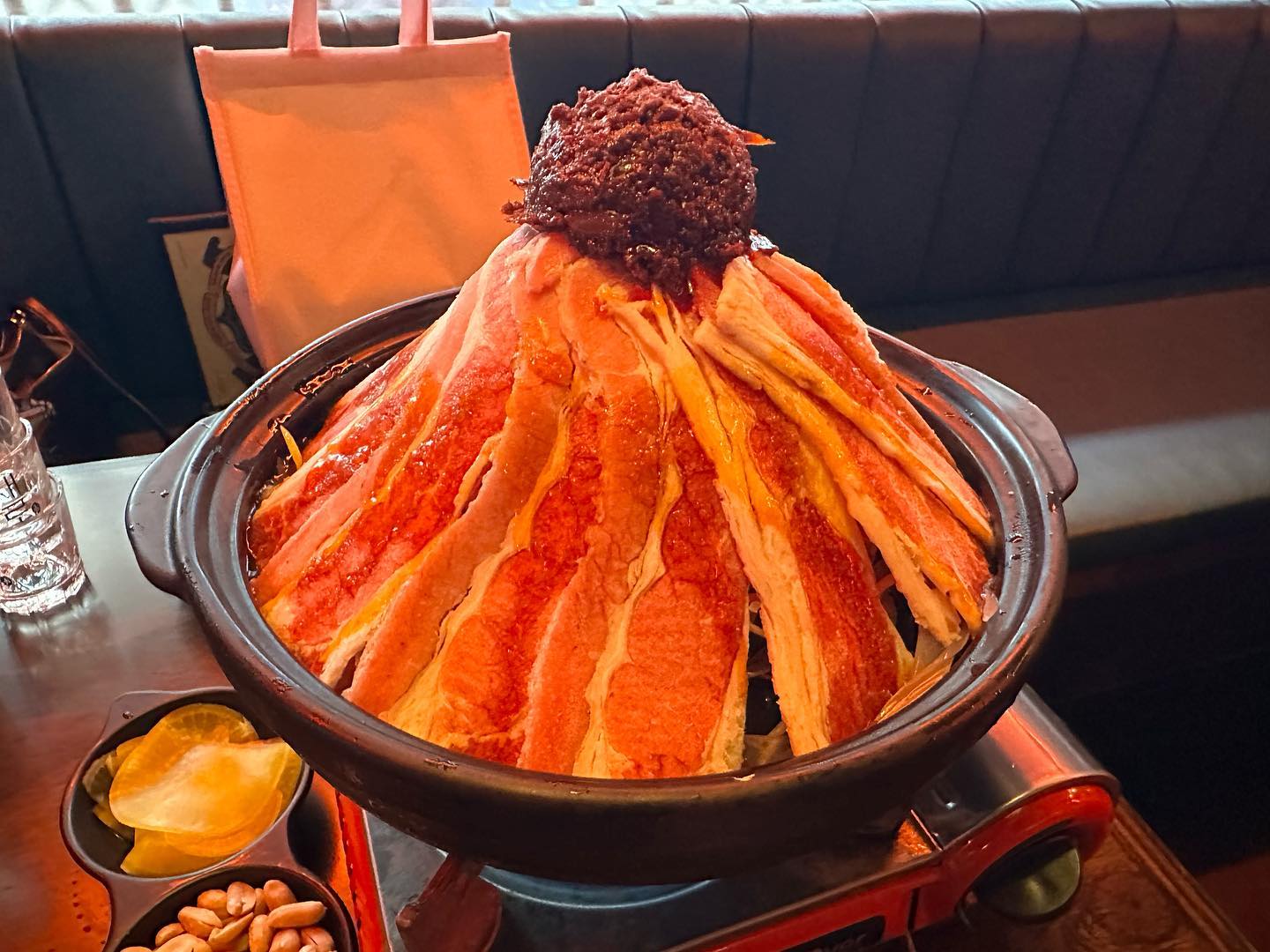 안녕하세요! 
여기는 너무 유명한 곳으로 
이미 갔다오신 분들도 많을 듯 해요!
#용용선생 다녀왔습니다! 

⛧ 화산마라전골 - 22,900원
⛧ 고추바삭 유림기 - 18,900원

사실 마라를 별로 안 좋아하는데 마라맛 별로 안 난다길래 먹어봤더니 진짜 별로 안나고 너무 맛있었어요! 고기도 잔뜩 들어있고 거의 제가 먹어버렸죠 🥹

유림기는 맛이 없을 수 없는데 제가 예전에 술집에서 먹었던 유림기보다 훨씬 맛있었어요 고추가 뿌려져서 그런지 느끼함도 없고 향신료의 향도 강하지 않아서 너무 좋았어요! 

아직 안 가보신 분들 있으시다면 여기 너무 추천합니다 🌷

➼ 서울특별시 송파구 백제고분로7길 24 1층
➼ 매일 16:00 - 02:00 

#서울맛집 #서울술집 #서울맛집추천 #서울이자카야 #서울술집추천 #잠실맛집 #잠실술집 #잠실새내맛집 #잠실새내술집 #잠실새내맛집추천 #잠실새내술집추천 #잠실 #맛팔 #먹팔 #먹스타 #먹소통해요 #먹팔맞팔 #먹소통 #먹스타맞팔