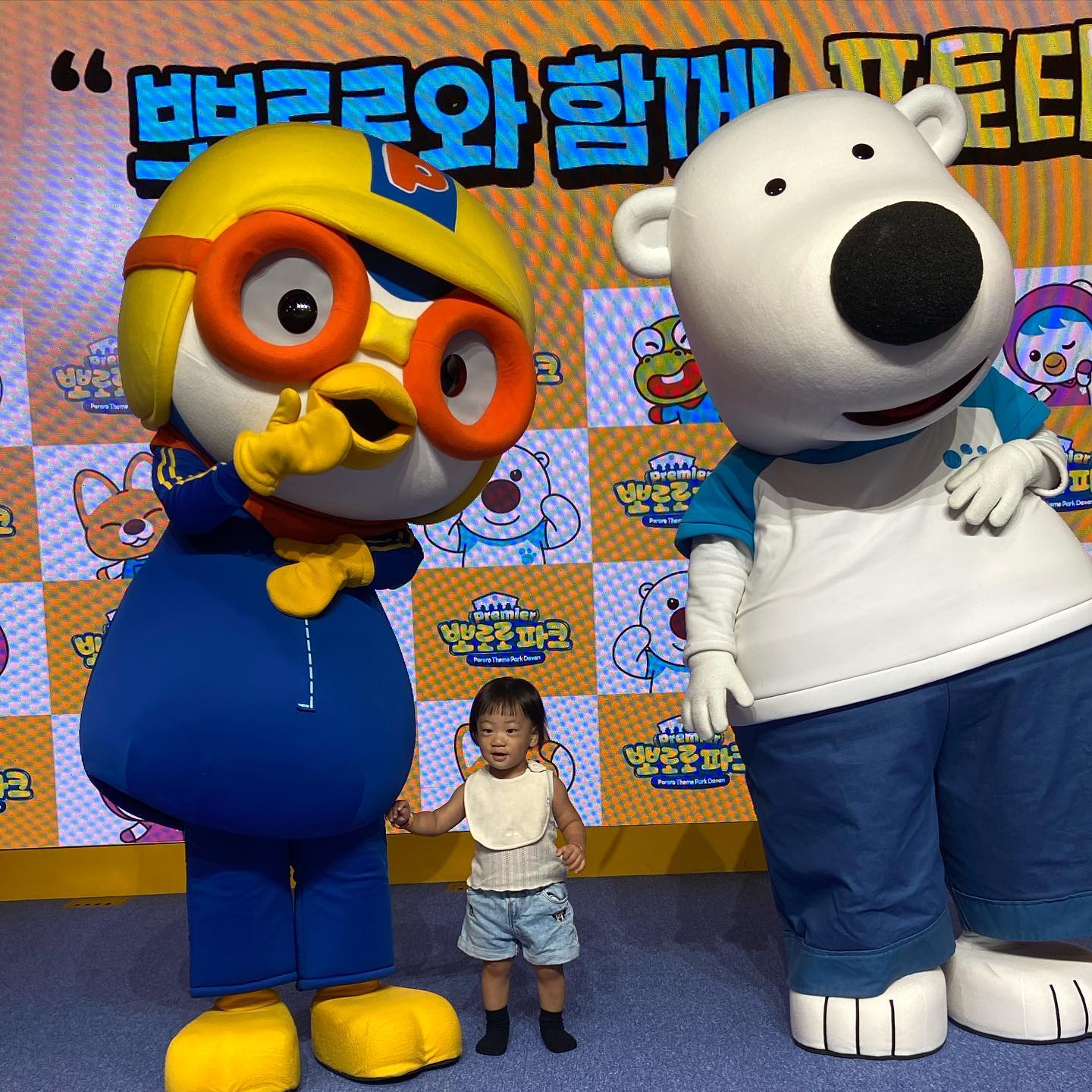 드디어 저에게도 아들 방학이라는것이 왔어요 😅 일주일 방학인데  앞뒤로 휴일까지 합치면 총 9일 🥲... ㅋㅋ 웃음만 나오는 방학 첫날
뭘해야 할까 하다가 친구아들과 다산 뽀로로테마파크 방문!! 👍🏻
진쯔 강추 ㅋㅋㅋㅋ 입장료가 부담스럽긴 한데 아온이는 18개월을 7일 앞두고 있어서 50%할인받아 2만원에 입장했습니다 🤟🏻

보호자는 25000원이었던것 같아요 , 볼것도 많고 뽀로로가 뭔지 아는지 모르는지... 관심없을줄 알았는데  큰아이들도 인형탈을 무서워하는데  아온이는 마구 손을 잡더라구요 🤣

정말 잘왔다 생각이 들었고 3시간권이었는데  약간 아쉬운감이 있었어요  임신20주라 정말 한시간만 서있어도 힘든데도 시간이 금방 가더라구요 

아빠랑 같이 가면 더 신나게 잘 놀수 있을것같아요 ㅋㅋ 프로그램도 많고  아온이는 아직 어려서 유아존에서만 즐겼지만 확실히 큰아이들은 코스튬이나 만들기체험도 다양하고 물놀이도 있고  공연도 여러개 진행해서 종일권도 좋을것같아요 🥹

아온이는 이번주 주말 18개월 되기전에 신랑이랑 한번 더 가기로 했어요 🙋🏻‍♀️ 주말에 가시는분  뵈어요 ㅋㅋㅋㅋㅋㅋㅋㅋ~