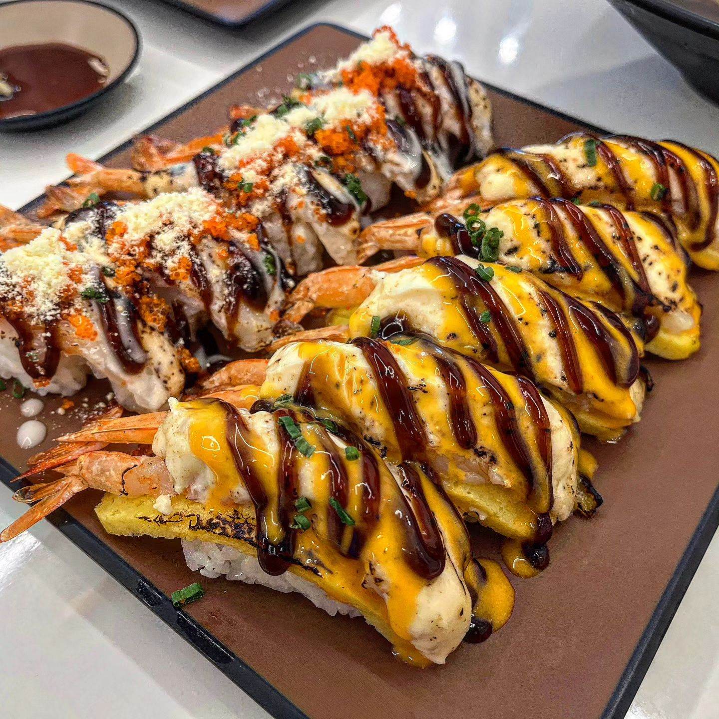🍣스시노칸도

갓성비 맛집 스시노칸도에  다녀왔어요

가성비와 맛 둘다 만족하기
쉽지 않은데
스시노칸도는 가성비와 맛
둘다 완벽한 찐 갓성비 맛집
👏👏👏👏

연어 등 회 퀄리티가 너무 좋았는데
특히 새우가 탱글탱글한게
너무 맛있더라구요🤭🤭
위에 뿌려진 소스도 조합이 너무 좋았어요

시원한 소바까지 먹으니까
여름이 잊혀진 느낌😇😇

갓성비 맛집 스시노칸도 추천
💯💯

#가양역맛집 #가양동맛집 #가양맛집 #스시맛집 #스시맛집추천 #초밥맛집