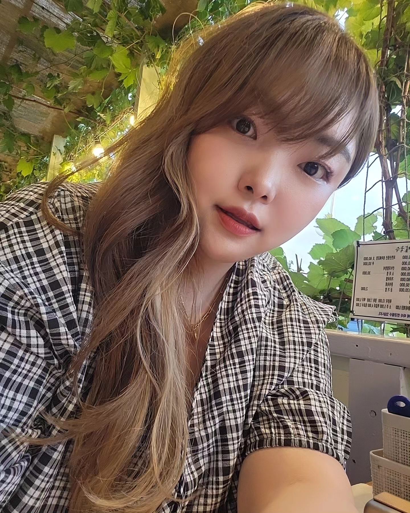 살아있습니다:)
요즘 근황 많이들 물어보셔서
정말 오랜만에 피드👋

음악도 계속하고있구요🎤
축가준비 행사준비 열심히하고있어요!
전공도 다시살리기로 마음먹고
뷰티샵(네일) 에서 일도 하고있습니다💕 내년에는 저의 아지트도 생기지않을까요😍
유튜브는 정비중입니다😭 기다려주시면 좋은 영상으로 보답할게요!! 

모두 더위조심하시고 즐거운하루
되세용❤️