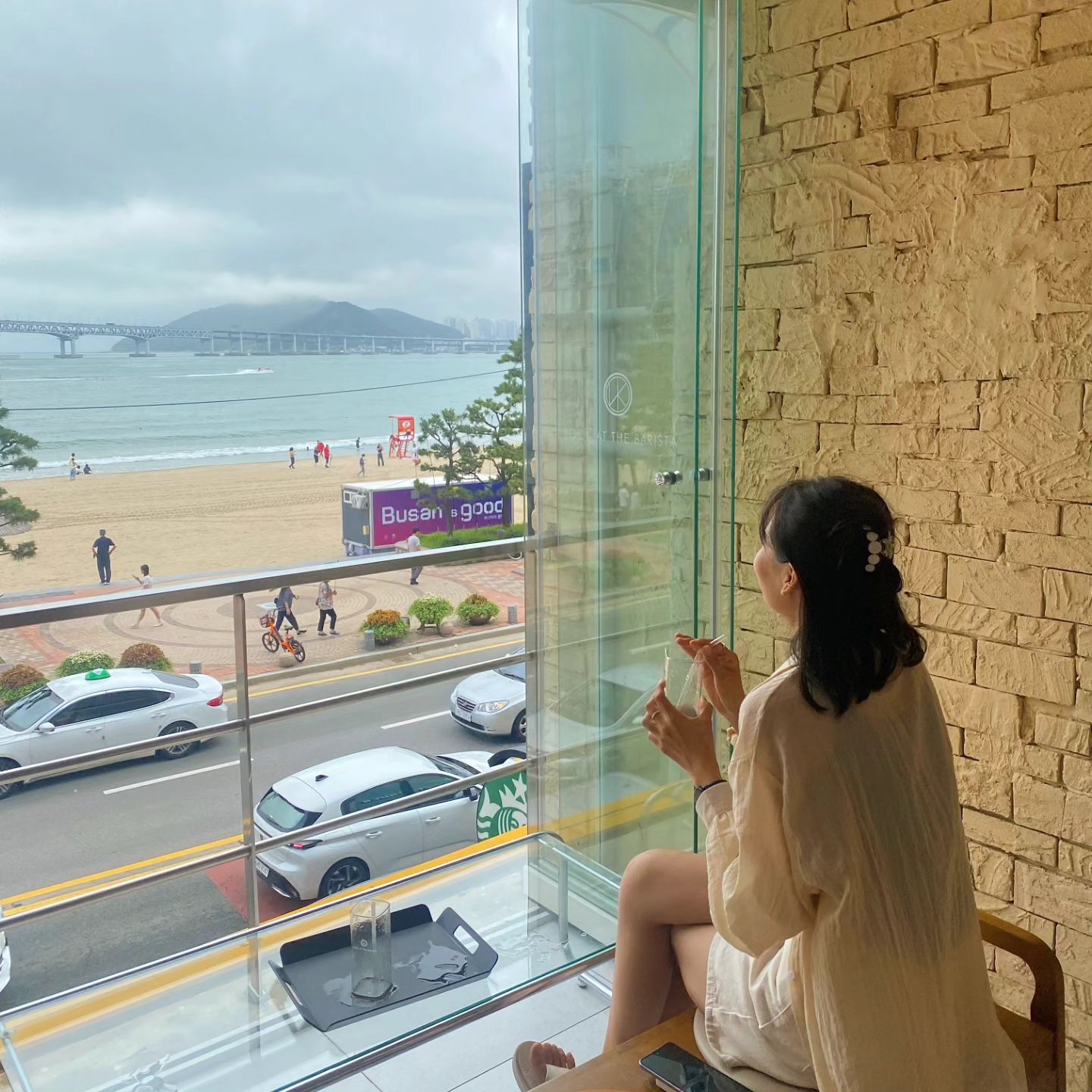 광안대교가 보이는 카페
📌룩앳더바리스타

▪️위치▪️
부산 수영구 광안해변로 247-1 행복빌딩 1,2층
▪️영업시간▪️
매일 09:30~03:00
▪️꿀정보▪️
구매금액 1만 원 이상 구매 시 여행 캐리어,가방 보관 서비스

*자세한 후기는 여행블로그탭에서 확인 가능해요!*

#룩앳더바리스타 #룩앳더바리스타광안점 #광안리카페 #광안대교 #광안대교뷰 #부산카페 #여행스타그램