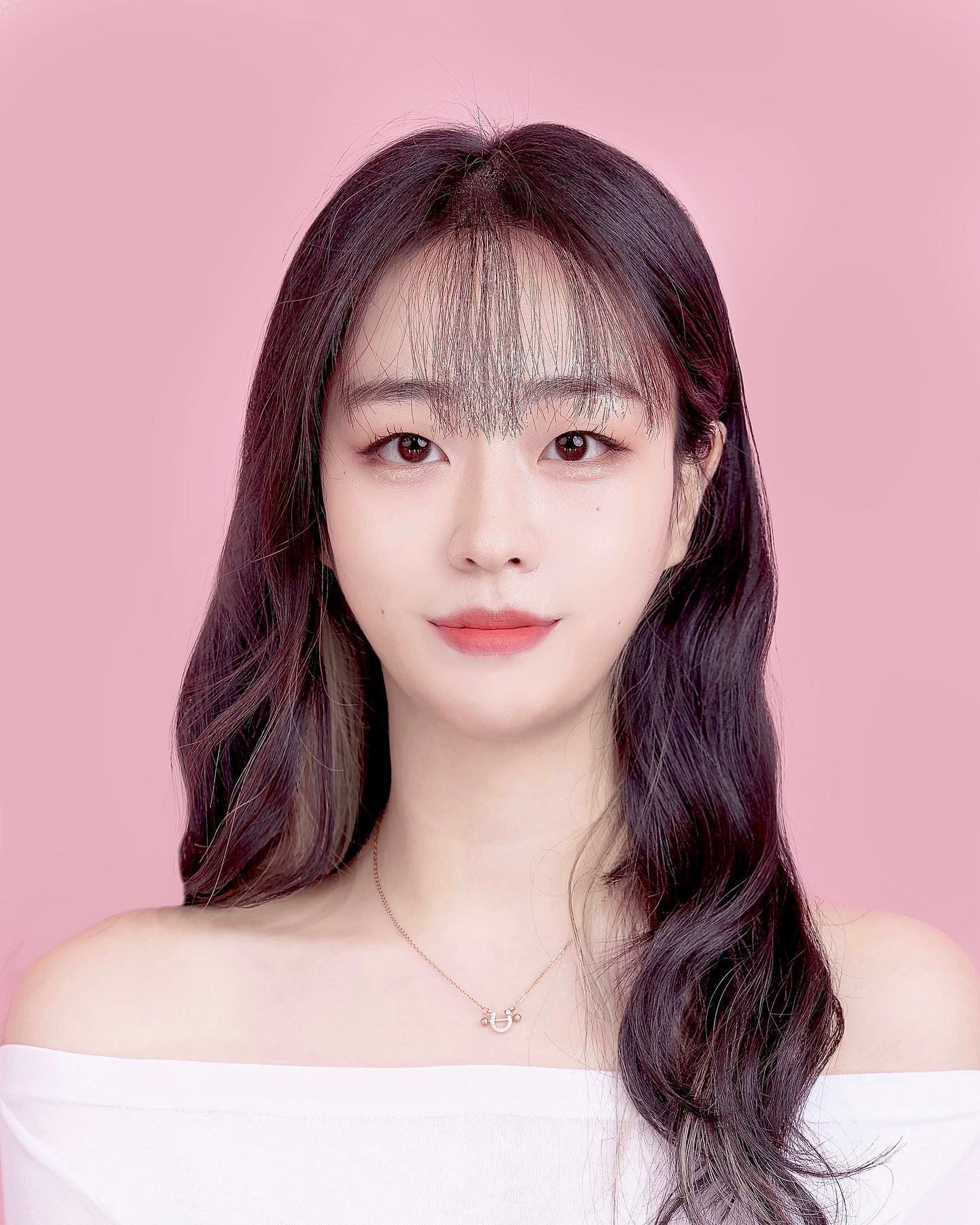 #대구 놀러가는 김에 #메이크업 받고, 메이크업 받은 김에 #증명사진 찍었다🩷
메이크업은 역시 전문가가 해주는게 좋구나 🫶🏻 속눈썹 너무 마음에 들어서 하루종일 사진 찍었다💓
보정 너무 많이 해달라고 해서 귀찮으셨을텐데 다 들어주셔서 감사합니다 🙇🏻‍♀️
#동성로 #바디프로필 #프로필사진 #오프숄더 #오오티디 #ootd #daily #데일리 #일상 #선팔맞팔 #좋아요 #소통 #디엠 #좋아요반사 #댓글 #대구사진관  #대구가볼만한곳 #수성못 #부산 #팔로우 #follow #like #셀카 #셀피 #フォロバ #いいね返し #협찬