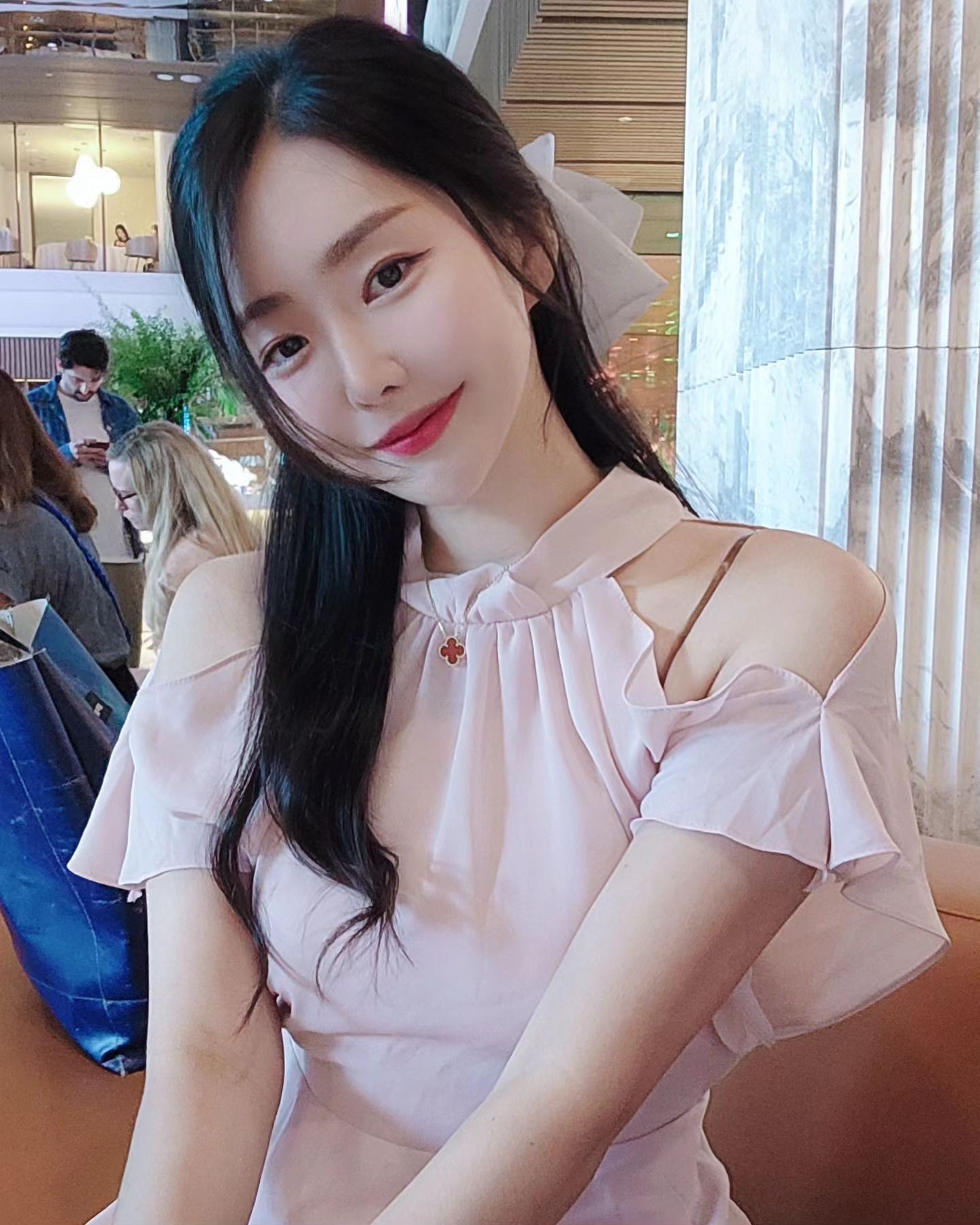 -
이런느낌으로 오랜만에 입어본다
세상 여성스럽네🤭

#몬드리안 #페코리노청담 #좋은날