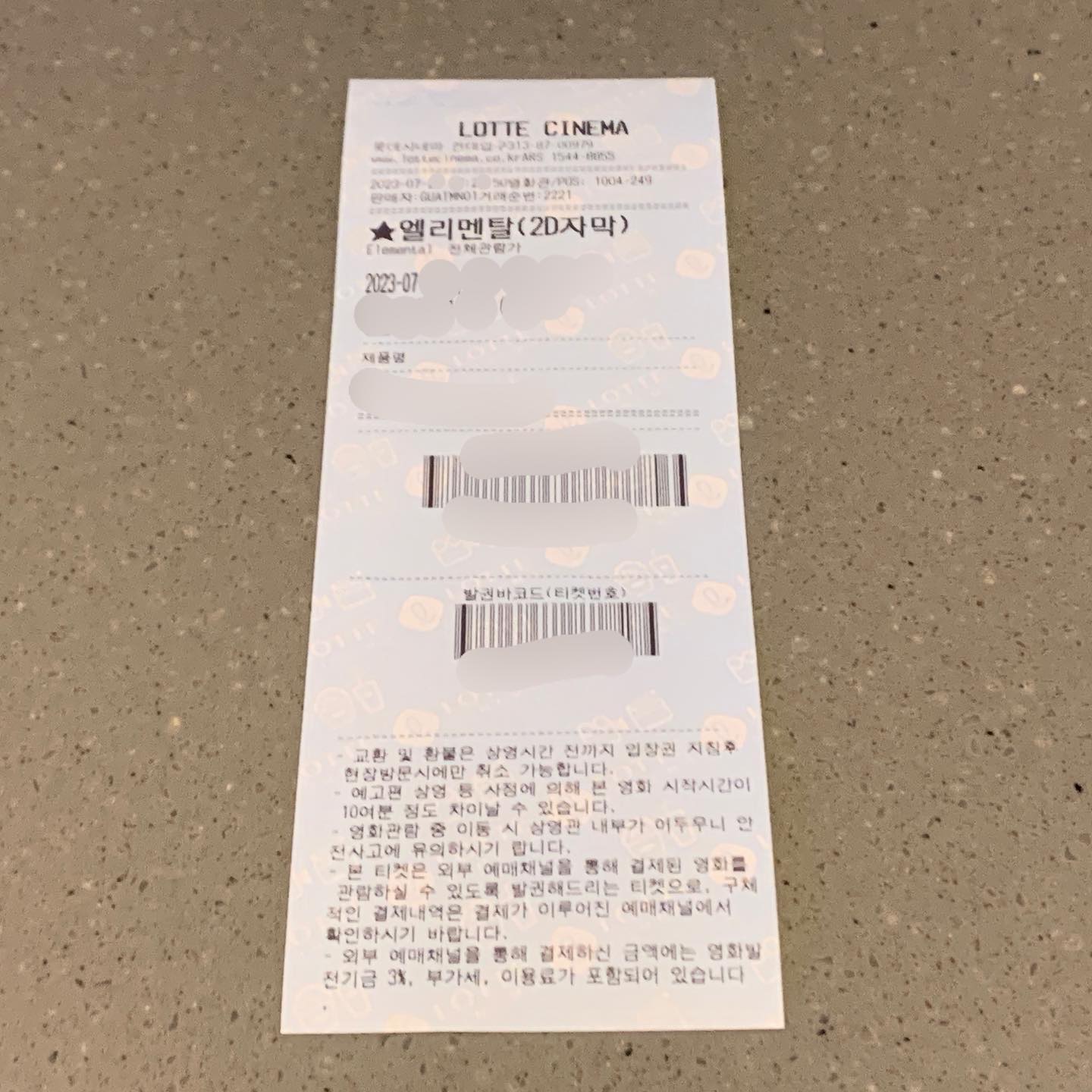 🎬 엘리멘탈 Elemental, 2023
막차탑승 성공
지하철 한 정거장 지나쳐서
아쥬 힘들게 입성했다....
불, 물, 공기, 흙 4개의 원소들이 
살고 있는 ‘엘리멘트 시티’ 이야기지만

로미오와 줄리엣 처럼
이 안의 주인공은 불인 앰버와
물인 웨이드의 이야기이다

디즈니 100주년 실화니?
OST 건질거 있나 싶었더니
아가들에게 가르칠건 없었고
(동요적 요소측면에서)

‘업’에 나온 (맞나?!) 
칼과 더그 이야기 반갑다ㅋㅋ

점점 디즈니는ㅋㅋ 
오리엔탈문화요소들을
조화롭게 섞어넣는듯
물론 시작은 포카혼타스? 부터였나..?
코코 때 대두되더니
하나 하나가 아니라
이젠 조화요소가 되는거 같다

아무래도 아이들이 보는거라 그런듯
나 찔끔 눈물 흘렸쟈나...!!

💡네 빛이 일렁일 때가 좋아
💡내가 널 처음 만났을 때, 난 물에 잠긴 듯한 기분이었어. 하지만, 네 빛, 네 안의 밝은 그 빛이 날 살아있게 만들어줬지. 난 너와 가까이 있고 싶어. 너랑 나, 둘이서 함께.
💡마음의 소리에 귀 기울이지 않아서 화가 나는거야
💡영원한 빛은 없으니 빛날 때 만끽해야 해

#영화명대사 #영화스타그램🎥 #영화생활 #혼영족 #건대롯데시네마 #엘리멘탈 #엘리멘탈🔥💧🌱☁️
