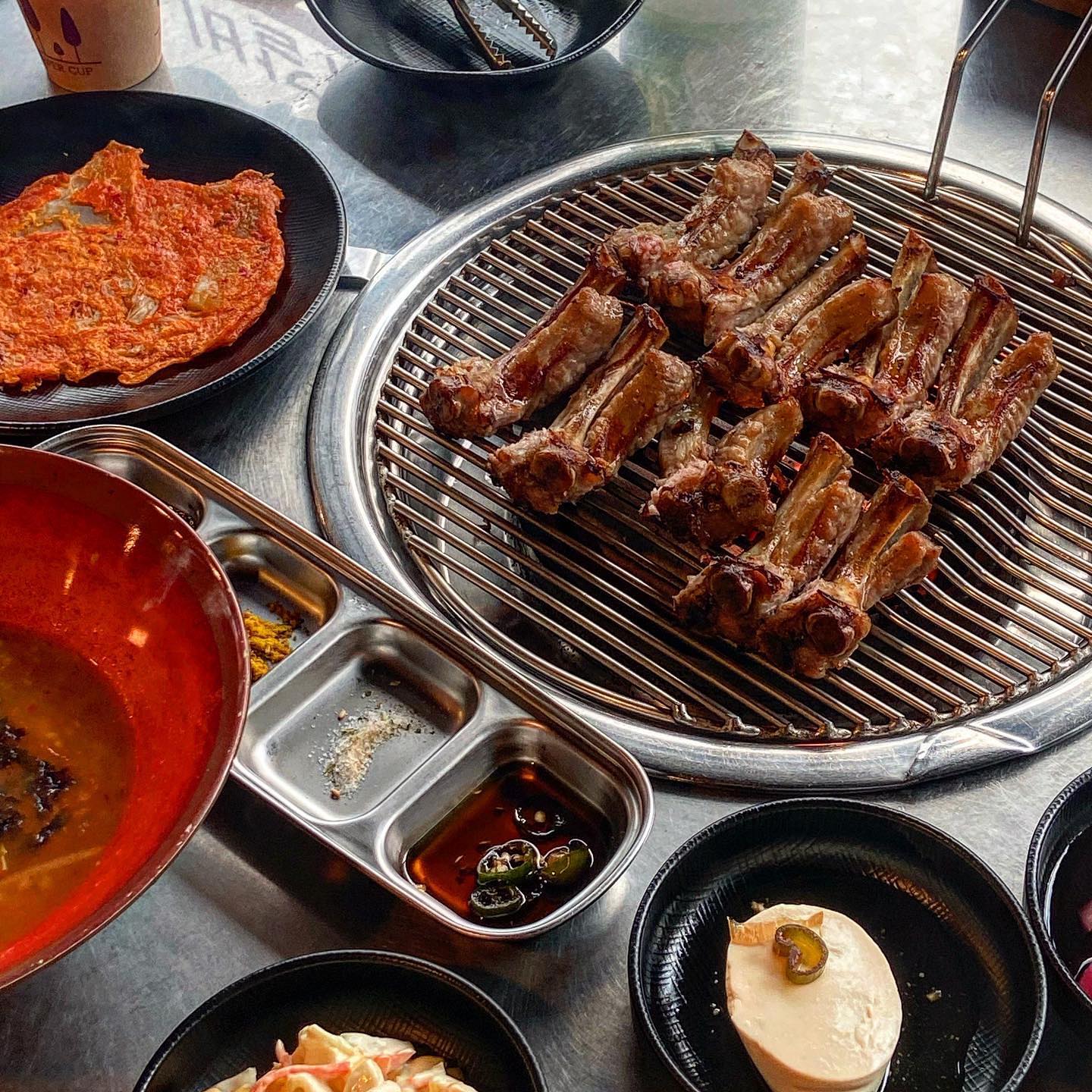 #ad #유천동맛집 

다 구워나오는 소금구이쪽갈비🤍 너무 맛있찌-

초벌후 다 구워나오는 쪽갈비 기다릴 시간없이 바로 먹어버렷🫢 갈비 두툼하니 너무 맛있어요~

서비스로 나오는 김치전&김치죽!! 거기에 양념콩나물무침과 고르곤졸라또띠아까지👍

사장님도 왕 친절하고 음식 나오장 갈비 뜯으러 가보쟈구😎

—————————————
#립앤갈비유천점 
📌대전 중구 유천동 313-5
☎️ 0507-1375-3566
📃소금구이쪽갈비 36,0
————————————-
#대전맛집 #유천동고기 #태평동맛집 #대전쪽갈비 #대전갈비 #쪽갈비 #맛집