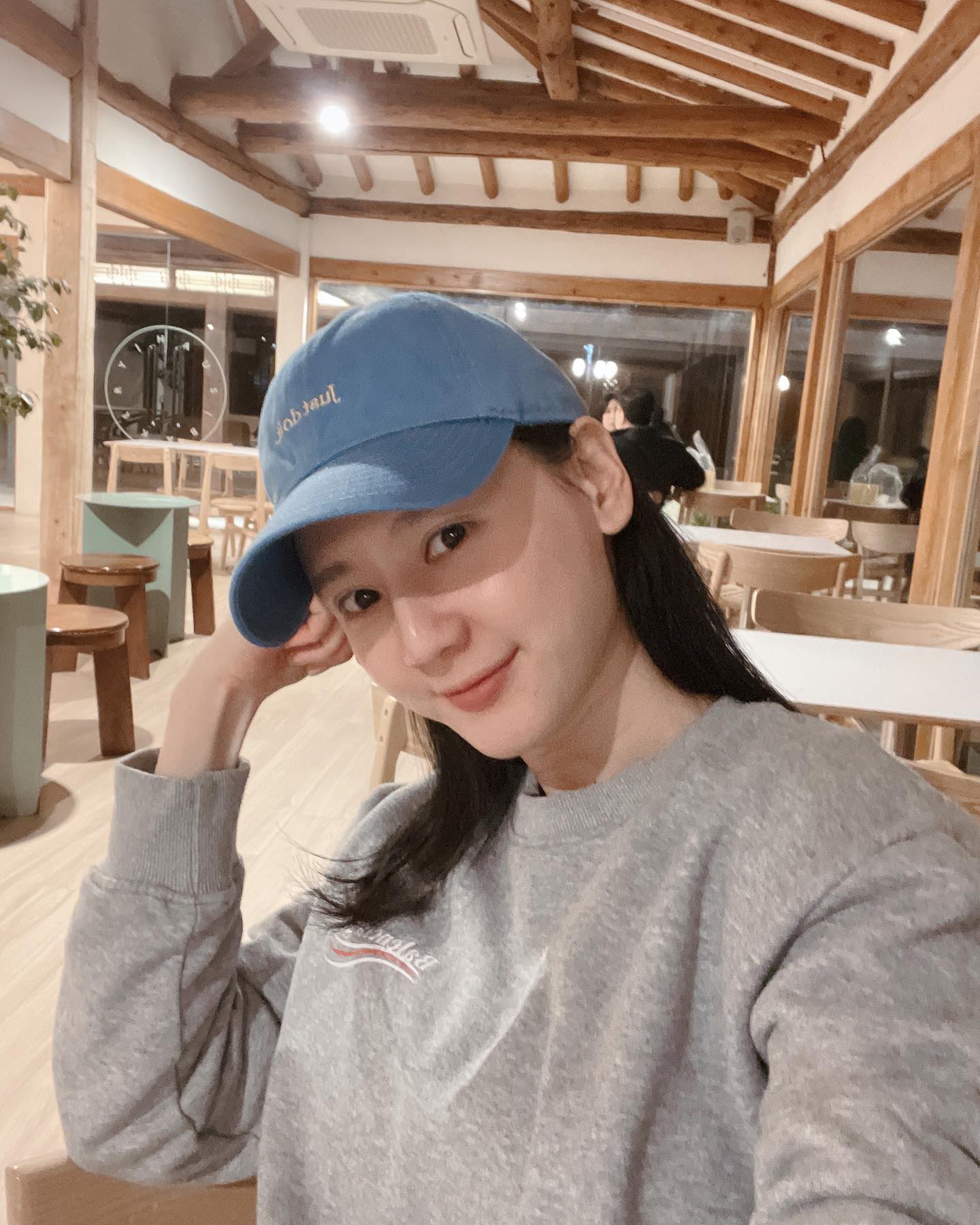 정신없는 하루하루라
딱히 내 시간을 낼 여유 조차 없었고
그럴 마음의 여유가 없었던 요즘인데
 
그럼에도, 가족의 사랑과 응원해주는 내사람들 덕분에 마음은 더욱 사랑이 많아진거 같아요◡̈ 
 
오늘도 모두의 평안을 기도하며🙏
#조금더차분해지자