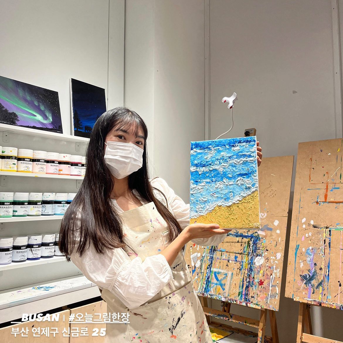 [#오늘그림한장] [#협찬]
오늘은 그림 데이트 어떠세요 🎨
애정하는 동생과 #부산드로잉카페 에서 그림 한자락 그려봤습미당! 
똥손이라고 걱정되신다구요? No!
그림그리다가 목마를거같다구요? No!
돈 아까울서 같다구요? No!
완전 재밌고 완전 돈안아깝고 완전 친절하고... 또 또 또 🤍

포토존 도대체 몇개야... 조명도 좋아서 사진 잘나오고~
소질없어도 선생님이 다 도와주십니다.. 진짜 걱정노우!!!!
시크릿하고 프라이빗한 작업실에서 실력 펼치기 ^.^
음료도 맛있더라구요 카페인줄 알았어요 ㅎ주차까지 쌉가능!!
푸디밍이 이렇게까지 칭찬하는 곳이면... #실내데이트 진행하시죠🙄
o_grim1 

📍오늘그림한장
- 🎨백드롭페인팅 30.0

#민food_협찬 
#부산그림카페#부산데이트#부산놀거리#부산여행#부산실내데이트#연산동데이트#연산동작업실
