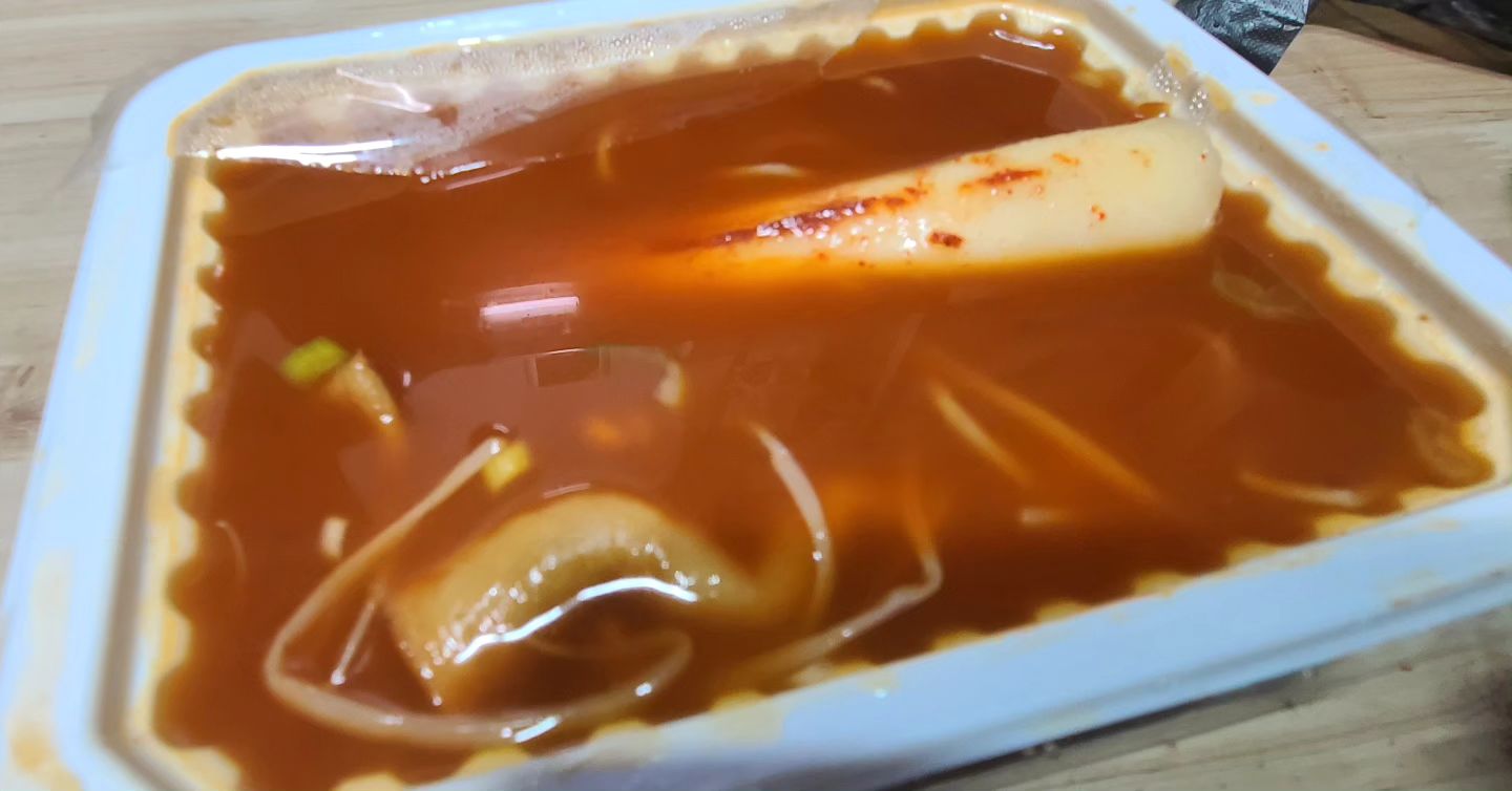 #방이시장맛집 #빨간부산오뎅 매운어묵과 물떡 포장해서 첨 먹어봤는데 국물도 넉넉히 주셔서 완전 고마웠어요
지나다 꼬치로만 사먹었는데 앞으론 포장도 자주할것 같아요 
#빨간오뎅 #부산오뎅 #방이동맛집 #방이동분식 #방이동분식맛집 #방이시장분식