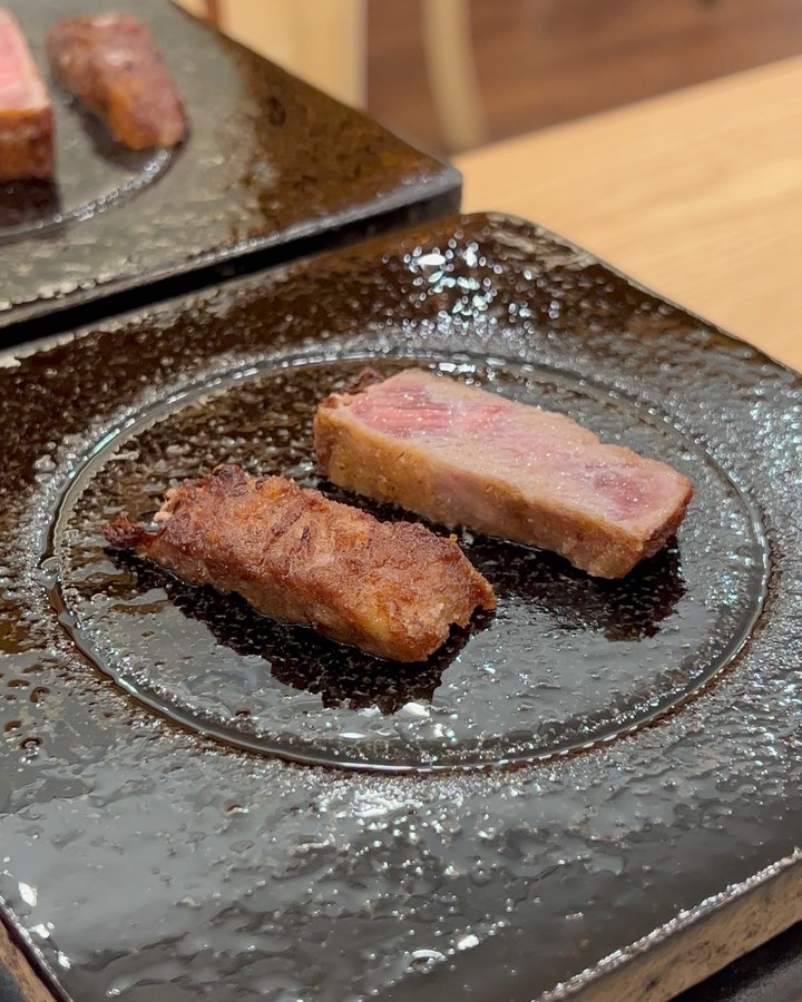 #협찬 #규카츠정 #규카츠정마곡점 #발산역일식 #발산역규카츠 #마곡역규카츠 #마곡동맛집 #마곡맛집 #발산맛집 #강서구맛집 #규카츠 #규카츠맛집 #발산역맛집 #마곡역맛집 #먹방 #먹팔 #먹팔맛팔 #먹스타 
.
.
.
일본 정통식 규카츠를 맛볼수 있는 규카츠정마곡점🥩
🥓인생 규카츠 맛집💯
🥓소의 채끝살 부위를 튀겨 레어 상태로 제공
🥓개인화로를 이용하여 익힌 후 다양한 소스로 기호에 맞게 즐길 수 있어요.
🥓사진이랑 영상만 봐도 고기 마블링이랑 육즙 상태가 최고👍🏻 
(영상에 지글지글 규카츠 익는 소리 제발 들어주세요ㅋㅋㅋ📢)
🥓정식 메뉴 구성이 알차서 정식을 꼭 추천드려요!̆̈!̆̈ 
🥓역과 회사 근처 접근성이 좋아서 점메추
🥓다찌석이 있어서 혼밥 가능
🥓밥이랑 샐러드는 부족하면 서비스 제공
🥓직원분들이 많으신데 전부 다 친절친절

🍳규카츠 타마고텐동정식 
반숙 계란튀김이 담겨있는 텐동과 맛있는 규카츠 
🍛규카츠 카레정식
고소하고 크리미한 버터 카레 또는 칼칼한 카레 맛 선택 가능

대표메뉴 두가지 시켰는데 두개다 너무 맛있게 잘먹었어요🖤 
규카츠가 흔한 메뉴가 아니여서 맛집 찾기가 힘든데 요긴 찐 맛집인정🖤

📍위치 : 서울 강서구 공항대로 227 마곡센트럴타워1차 1층 114호 
🕖 영업시간 : 매일 11:00 - 21:00 (브레이크타임15:00 - 17:00)
☎️ 매장번호 : 0507-1361-3522