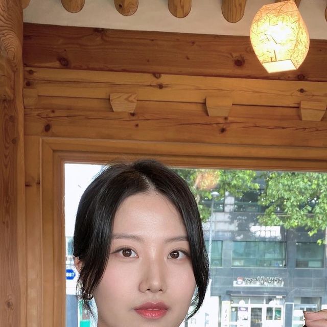 배윤서 on Instagram: "카페도화🐯🌿 행궁동에 있는 카페도화에요 한옥외형이 너무 예쁘고 1000평의 잔디마당 어디서든 취식이 가능해서 가든뷰를 즐기며 시간을 보낼수 있는 카페에요 인절미