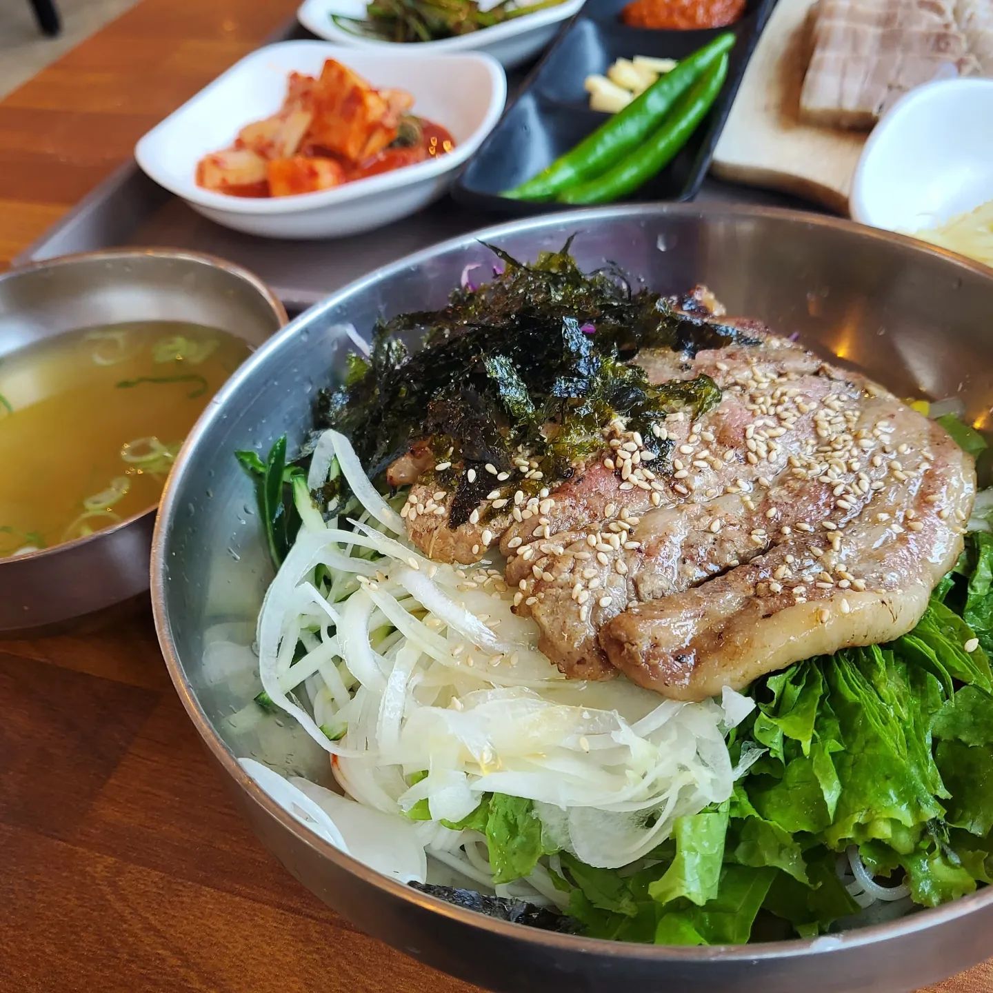 서귀포시 안덕면
서귀포 대표 고기국수 맛집 #새물국수
100년 넘게 제주에서 살아온 제주도 현지인이 운영하는 식당으로
누가 먹어도 부담스럽지 않고 깔끔한
제주 본연의 맛을 그대로 살린 국수가 있는 곳이랍니당
고기국수에는 제주 전통 스타일에 맞게 돼지고기 수육을
비빔국수에는 참숯으로 훈연한 돼지고기를 듬뿍 올려주셔서
정말 제대로 된 고기국수를 맛보고 왔어요 !
봄에는 핑크빛 벚꽃과 함께
여름에는 용천수에 발을 담그거나 바다를 보며
가을에는 단풍과 함께
겨울에는 유채꽃 향기와 함께 국수를 즐길 수 있다고 하니
사계절 내내 다른 매력이 있는 새물국수에서
계절마다 다른 맛이 있는 국수 맛보고 가세요 💗
.
.
#서귀포고기국수 #서귀포돔베고기 #서귀포맛집 #서귀포고기국수 #서귀포밥집 #제주중문맛집 #제주중문고기국수 #제주중문돔베고기 #제주중문 #제주도고기국수 #제주도고기국수 #제주도돔베고기 #제주도민맛집 #안덕면맛집