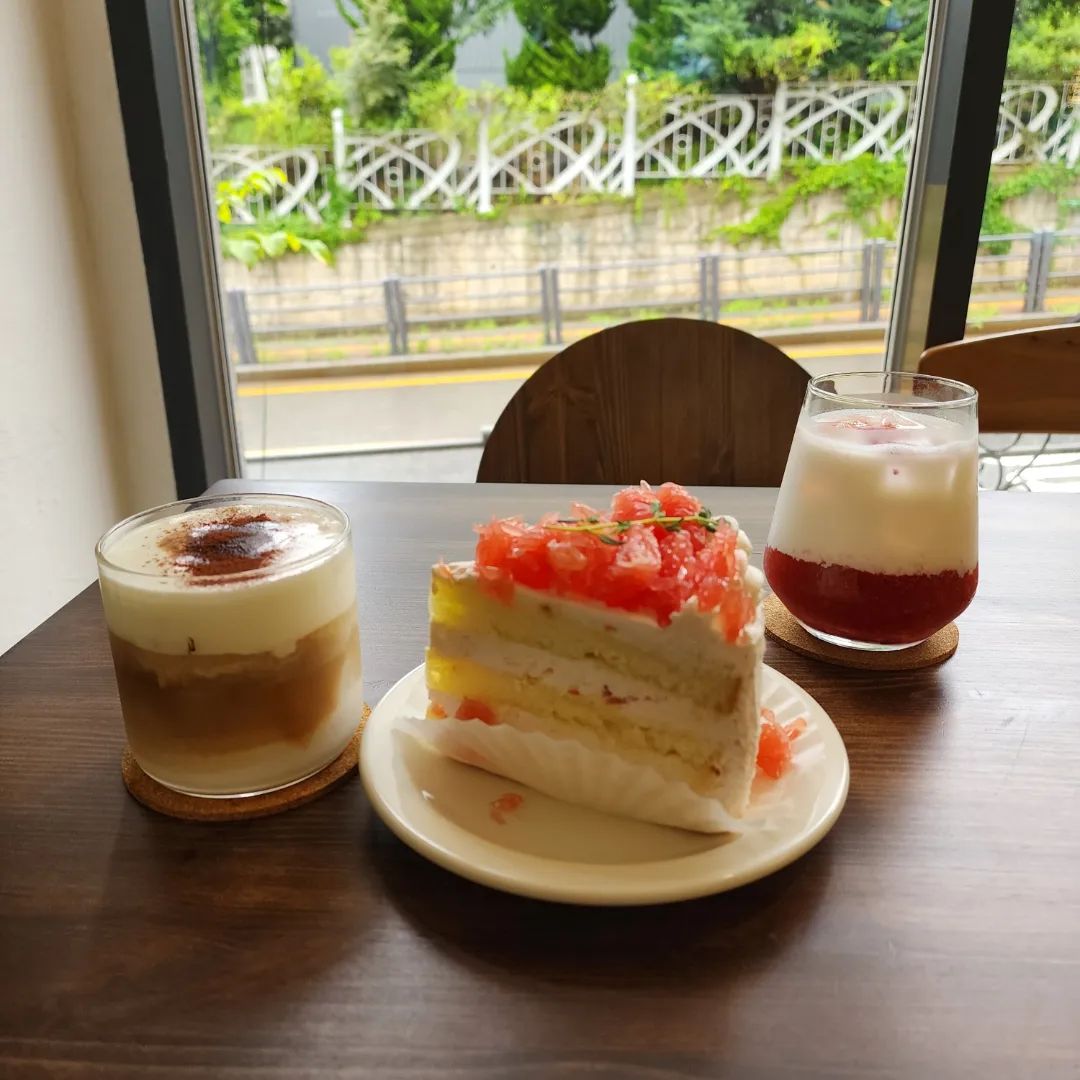 #협찬
수제케이크가 맛있는 망포 카페 메릴리에 다녀왔어요~
여러 종류의 수제 케이크들이 너무 예뻐서 눈이 즐겁더라구요

자몽 케이크와 딸기라떼, 시그니처인 메릴리라떼를 먹었는데요
자몽 케이크는 비쥬얼만큼 맛도 좋아서 최고였어요!
부드럽고 폭신한 시트에 크림과 자몽도 듬뿍 들어가 상큼하면서도 지나치게 달지 않아 좋았어요

모던하고 깔끔한 인테리어, 조용한 분위기라 힐링하고 오기 좋았어요

자몽케이크 7,500
딸기라떼 5,000
메릴리라떼 5,500

#디너의여왕,#망포케이크맛집,#망포수제디저트,#망포카페추천