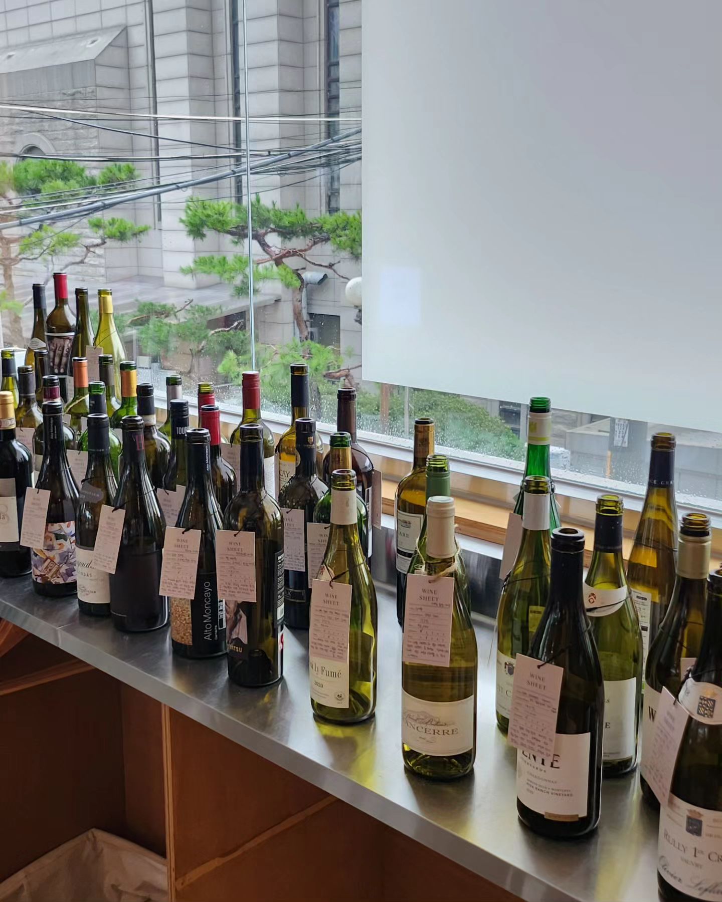 #차경🍷
💘 아름다운 남산뷰가 보이는 다이닝바
.
.
👉 명란마요 감태주먹밥 ★★★★☆
👉 토마토 고기완자 ★★★☆☆
👉 LA갈비 ★★★☆☆
.
.
.
🤟어디까지나 주관적인 평점
★★★★★ 집에서도 생각나는 맛
★★★★☆ 재방문 의사 있음
★★★☆☆ 근처에 있으면 가볼만한 맛
★★☆☆☆ 재방문 의사 없음
★☆☆☆☆ 다시는 언급하고 싶지 않은 맛
.
.
#서울와인바 #서울와인 #해방촌 #해방촌맛집 #이태원맛집 #해방촌차경 #해방촌차경남산타워뷰 #먹스타그램 #와인스타그램 #맛스타그램 #맛집투어 #푸드파이터안나수아