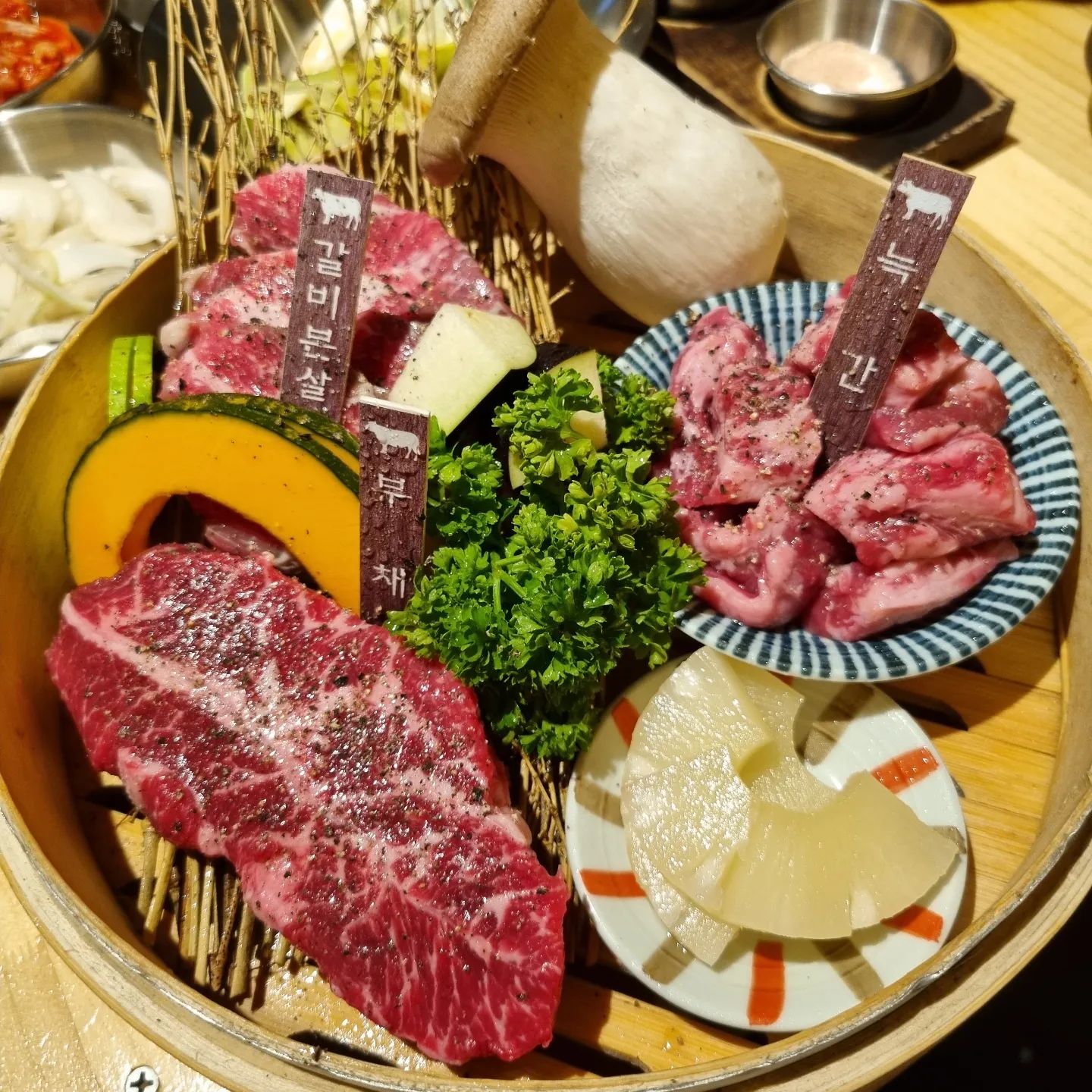 #협찬
#먹스타그램 #술스타그램
한여름에도 개나리를 보면서 맛있는 고기를 먹을 수 있는 #순천개나리오두막
​
소고기 중에서도 맛있다고 소문난 늑간살, 부채살, 갈비살을 한번에 먹을 수 있는 개나리모둠 초이스!
​
장미꽃 모양의 얼음이 들어간 개나리하이볼도 쌉싸름해서 소고기와 잘 어울려서 호로록 마시기!
​
배불렀지만 맛있어서 고기도 야채도 남김없이 다 해치움ㅋㅋ
-
❣️#개나리오두막
❣️전남 순천시 봉화2길 41 1층
❣️0507-1316-9988
❣️매일 16:30~23:30
 (휴무따위 없지만 긴급 휴무는 인스타그램(yellow__company) 참고)
​-
#순천 #순천맛집 #순천조례동맛집 #순천소고기맛집 #순천고깃집 #순천소고기 #순천갈비
#오늘아님​