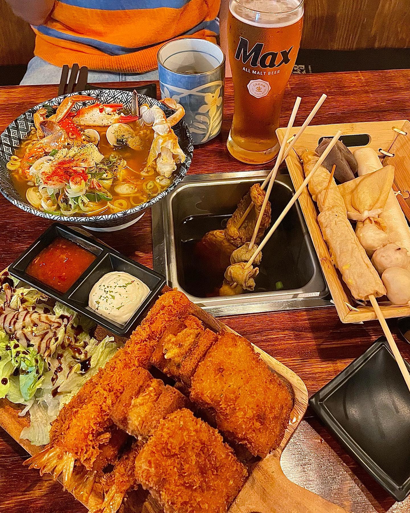 #협찬 #철길부산집 [고양향동점]
오붓하게 데이트하기 딱 좋은 갬성 오뎅바 🍢🍶

고양 향동에 따끈따끈 새로 오픈한 오뎅바
철길부산집에 다녀왔어요😊
오뎅전용컵, 국자까지 일본 갬성 가득 가득

🔍철길부산집 고양향동점 (busanjip__hd)
✅ 주소 : 경기 고양시 덕양구 꽃마을로 19 103호
✅ 전화번호 : 0507-1368-0657
✅ 영업시간
 - 월,화,수,목 : 17:00~01:00 
 - 금,토,일 : 17:00~02:00
 - 격주 일요일 정기휴무
✅ 건물 지하주차장 2시간 무료

🍽 해운대 세트 33.0 [부산어묵+메인요리 택1]
 1️⃣ 모듬 새우튀김
 바삭바삭 따끈따끈한 각종 튀김류 한가득
새우튀김,멘보샤,새우고로케,상큼한 샐러드 구성

 2️⃣ 부산집 어묵 2인
꼬불이어묵 2개,물떡,어묵볼,유부모찌주머니,흑곤약
부산어묵 2개 선택 (⬇️ 2개를 골라골라 ⬇️)
🍢치즈,매콤당면,매콤오징어,통새우,땡초,깻잎🍢

🍽맥스 생맥주 4.0
따끈한 국물에 시원한 생맥 한 잔 쭈우우우욱

🍽 부산집 해물라면 6.0
조개,꽃게가 들어가서 국물이 시원해요

 ☑️ 테이블마다 개인오뎅바가 있어 위생적
 - 마지막 한꼬치까지 따뜻하게 먹을 수 있다는 장점
 ☑️ 굉장히 다양한 종류의 술이 준비되어있어요
 -소주,하이볼,병맥주,생맥주,대통주,사케 등
 ☑️ 술을 부르는 아늑한 분위기의 인테리어
 - 테이블 & 다찌 두 가지 형태의 좌석
 - 다찌 자리가 있어서 혼술하기에도 좋아요
 - 연인끼리 오붓하게 데이트하기 좋았어요
 ☑️ 단골이 되면 단골 전용잔을 득템⁉️
 - 단골 전용잔은 사장님께 문의해보세요😉

#향동맛집 #향동술집 #향동이자카야 #향동오뎅바 #고양향동술집 #고양향동술집 #향동안주맛집 #철길부산집고양향동점 #철길부산집 #부산오뎅맛집 #고양오뎅바 #고양데이트 #일산데이트 #맛집스타그램 #맛스타그램 #맛집추천 #맛집탐방 #먹스타그램 #푸드스타그램 #먹팔맞팔 #먹팔환영 #먹스타 #먹스타맞팔