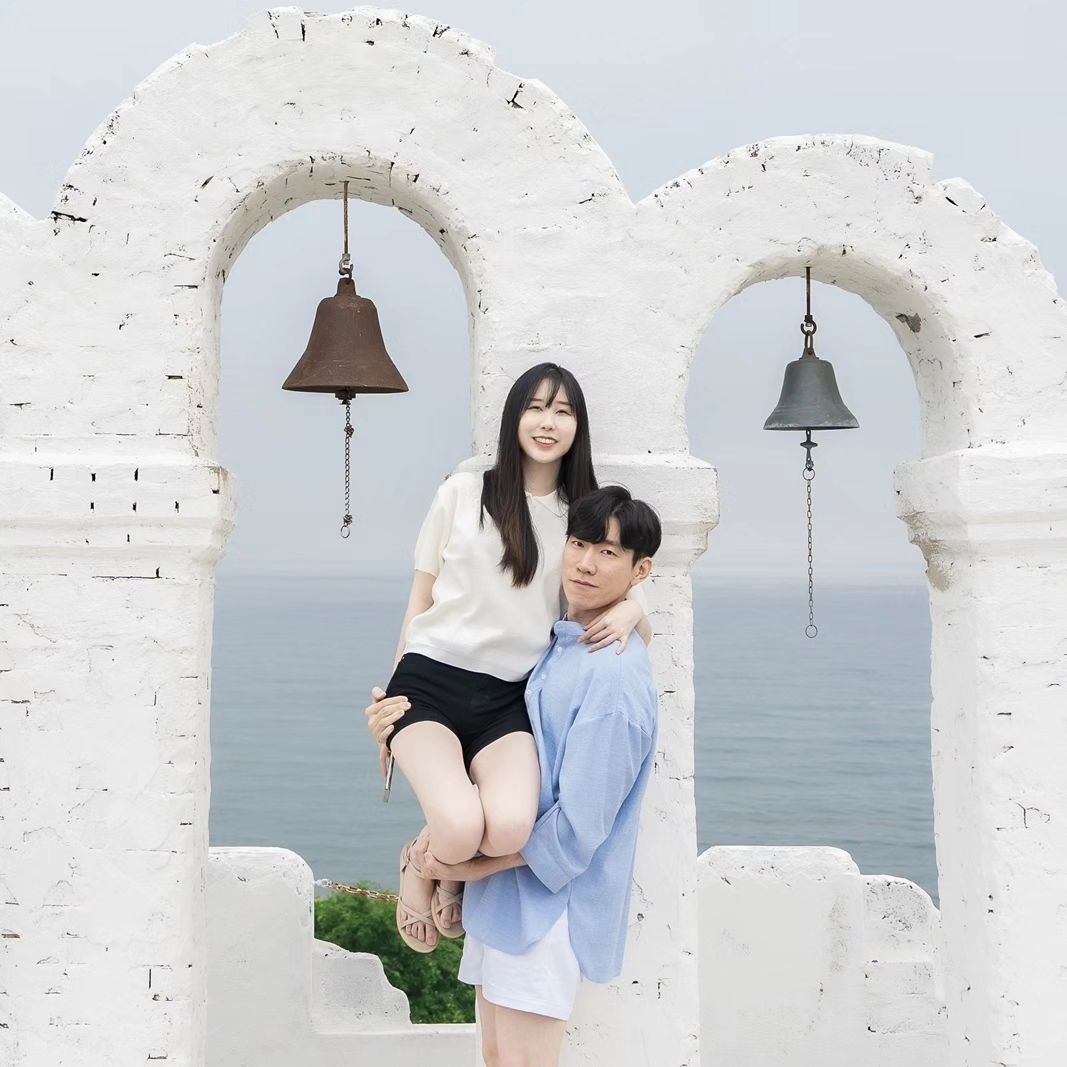포항 스튜디오 카페 #포토피아 다녀왔어요

포항 여행중 들른 스튜디오 카페입니다 ❤️

옥상으로 올라가면 오션뷰도 즐길 수 있는 곳이었어요 😘

카페 스튜디오 내에서는 상업적으로 이용됨을 방지하기 위해 별도의 대관료를 지불하지 않는 이상 핸드폰으로만 사진 촬영이 가능하다고 합니다 😲

핸드폰으로도 작품사진 정도 찍을 수 있다! 하시는 분들은 사진 찍으러 놀러가면 한참 사진 찍고 올 수 있을것 같아요👍

🎈포항 오션뷰 카페 포토피아