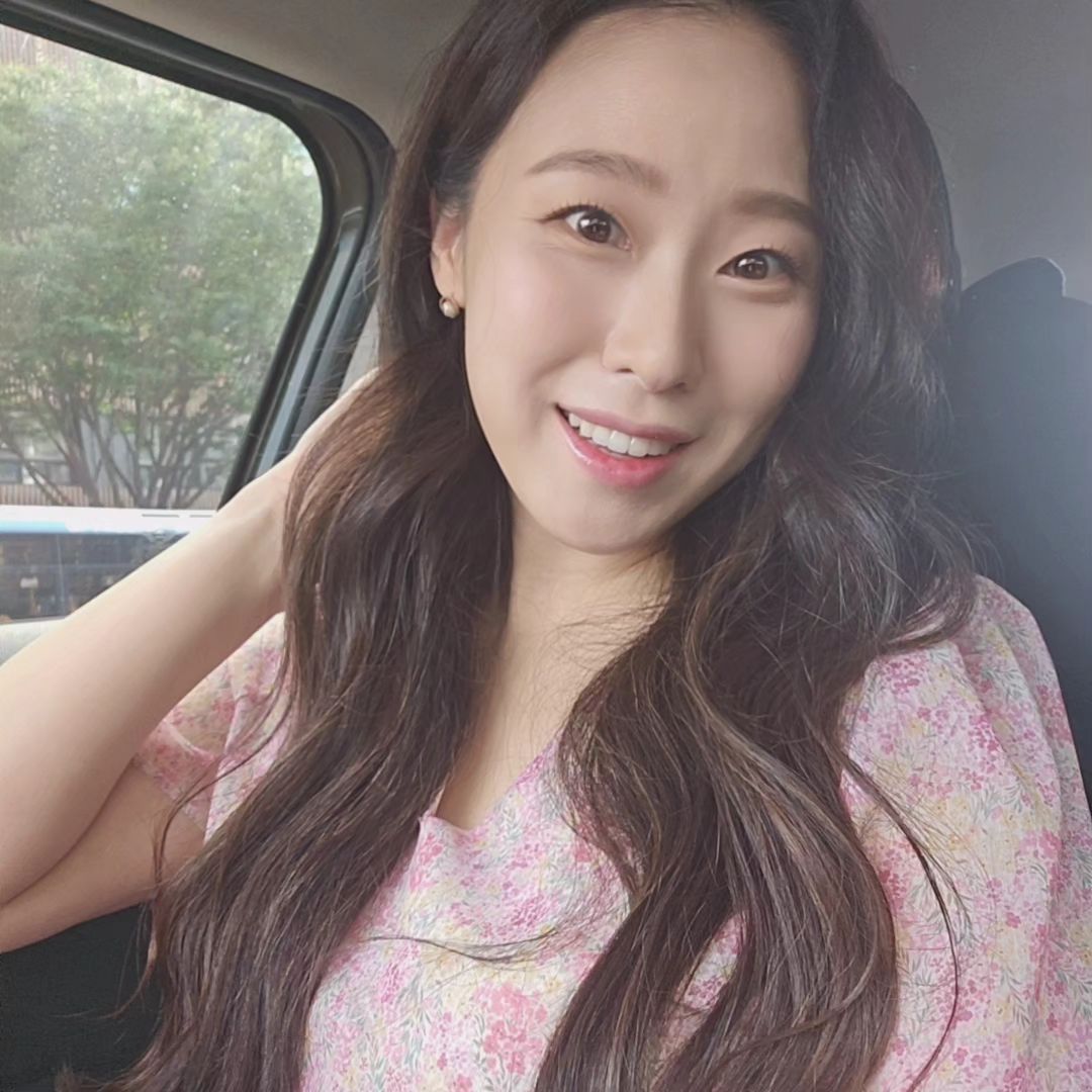 7월이 어찌 지나간지..모르겠..
왜케 피곤하징ㅋㅋㅋㅋㅋ
그래도 큰건들이 다지나가고 이제
잔잔바리들을 해치워야겠다능ㅋㅋ

티비볼때 볼때기 없애려고 틈틈히
문지르고 문지른 휴캄 제품으로
티비보면서 영혼없이 롤링롤링
(원래 아침마다 쿨링하느라 제품따로 쿨러따로 썼는데 휴캄제품 냉장고에 넣어놓고쓰니까 짱시원해요 참고)

건강하게 하반기도 모두모두 화이팅😆🤩

#휴캄 #브이핏 #컴포팅크림