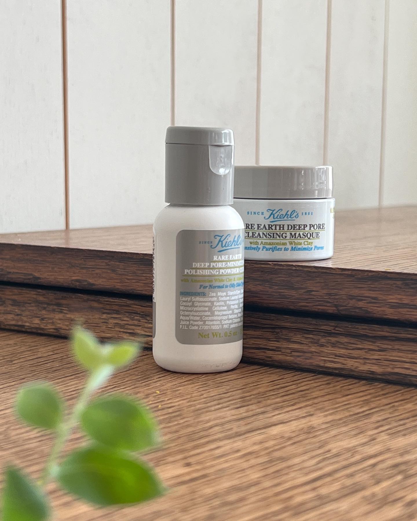 #제품협찬
kiehlskorea NEW 레어 어스 #모공청소 듀오 사전체험단으로 가장 먼저 사용해 볼 수 있었습니다🫶🏻

👃글 시작 전 유분기 좔좔한 코의 모공, 피지, 여름철 모공 늘어짐에 고민이신 분 아직 모공케어 제품에 정착하지 못하신 분 주목해주세요

☁️레어 어스 모공 파우더 클렌저
평소 코에만 유분이 많고 그렇다보니 코에 지속적으로 생기는 피지와 노폐물이 엄청 고민이였습니다. 제품을 월요일에 받아 총 5일동안 꾸준히 사용해 보았는데요 코 옆부분 모공에 유분기가 잡히고 매끄러워지는 효과를 경험 할 수 있었습니다. 

그런데‼️ 실제로 피험자 98명을 대상으로 연구한 결과 사용자 90.8%가 사용 후 1주 만에 매끄럽고 윤이 나는 피부를 경험 했다고 합니다 :)

사용법은 파우더를 물과 배합하여 거품을 내서 사용하면 된답니다. 사용 팁은 그 날 피부 상태에 따라 물 양을 조절하여 클랜저 또는 스크럽으로 사용할 수 있답니다:)

🤍레어 어스 모공 마스크
이 제품 또한 2틀에 한 번씩 꾸준히 사용했을 때 느낀 후기는요 정말 여름에 필요한 제품입니다. 날이 습하고 더워 모공에 노폐물과 피지가 폭발 할 때 이 모공 마스크가 깨끗하게 흡착해주고 모공을 정돈해주더라구요. 

실제로‼️막힌 모공 44% 감소 효과와 사용자의 96%가 사용 후 유분감 감소와 피부결 개선을 경험했다고 합니다 

제품의 사용법은 일주일에 1회에서 2회 충분한 양을 덜어 눈가를 피해 펴 발라 10분 정도 후 피부가 마르면 미 온수로 부드럽게 씻어냅니다. 모공이 넓고 피지가 많은 부위에 부분적으로 사용하셔도 좋습니다.

 파우더 클렌징과 함께 사용했을 때 효과가 정말 너무너무 좋았어요!! 진짜 추천합니다🫶🏻

#키엘 #레어어스 #모공청소 #레어어스파우더클렌저 #레어어스마스크 #파우더클렌저 #각질제거 #블랙헤드제거 #결광피부