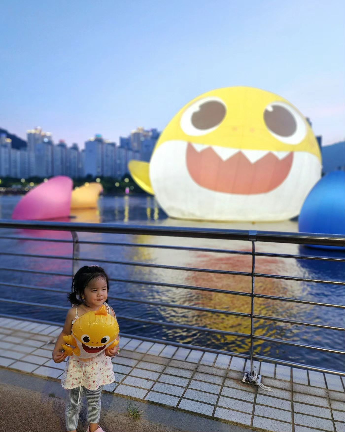 -
-
내가 넘 좋아하는 수영강변💛
오며가며 정이 많이 들었던 곳이라 떠날때도
자주 못온다는게 너무 슬펐드아...ㅠㅠ
 
아가상어페스티벌, 조형물 있는 한달동안
나니 데리고 꼭 가야지..하다가 결국 막바지에
내일까지 하는 밤놀이터 참여~~~~!
 
낮보단 덜하지만 앉아만 있어도 땀 주룩주룩이던 
여름밤에 늦게 나와서 짧고 굵게 즐겼다💫

 
#아기상어부산페스티벌 #안녕부산 #아기상어
#34개월아기 #아기상어풍선 #나루공원 #센텀행사