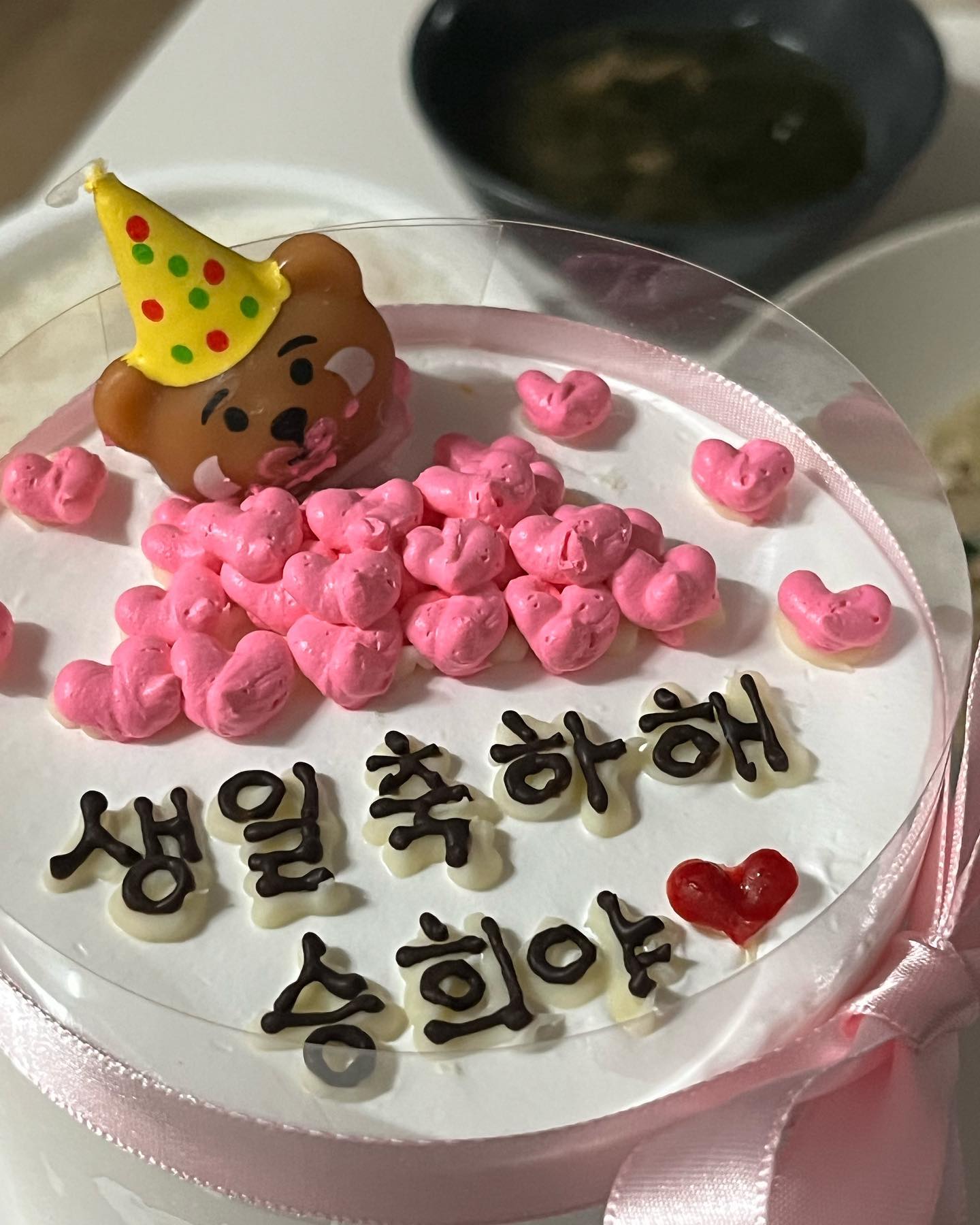 오랜만에 만난 아빠는 부쩍 살이 빠졌고, 엄마는 잔주름이 늘었더라! 
바쁘다는 핑계로 자주 찾아 뵙지 못한 불타는 효녀는 빠르고 간편하게 돈으로 효도하려고 했는데 카드가 꺼낼 시간도 안주고 화장실 가는 척 결제하는 거 뭔데,,,지가 드라마 남주야 뭐야,,,찬준이 앞으로 그런 올바른 행동 계속 하도록 해! 
그냥 낳아놓기만 했는데 잘 자라줘서 고맙다고 하셨지만, 나처럼 가성비 좋은 딸 어딨냐고 농담을 치긴 하지만 (진짜임ㅎ) 제가 살아온 모든 날들은 모두 부모님 덕분이에요.
이렇게 무더운 날 고생해서 낳아주신 엄마, 아빠 고맙습니다!
생일 챙겨주느라 이제 라면만 먹어야 하는 찬준이도 고맙습니다,,,누나가 앞으로 먹여 살릴게! 
사랑하는 사람들과 함께해서 행복한 생일주간🩷