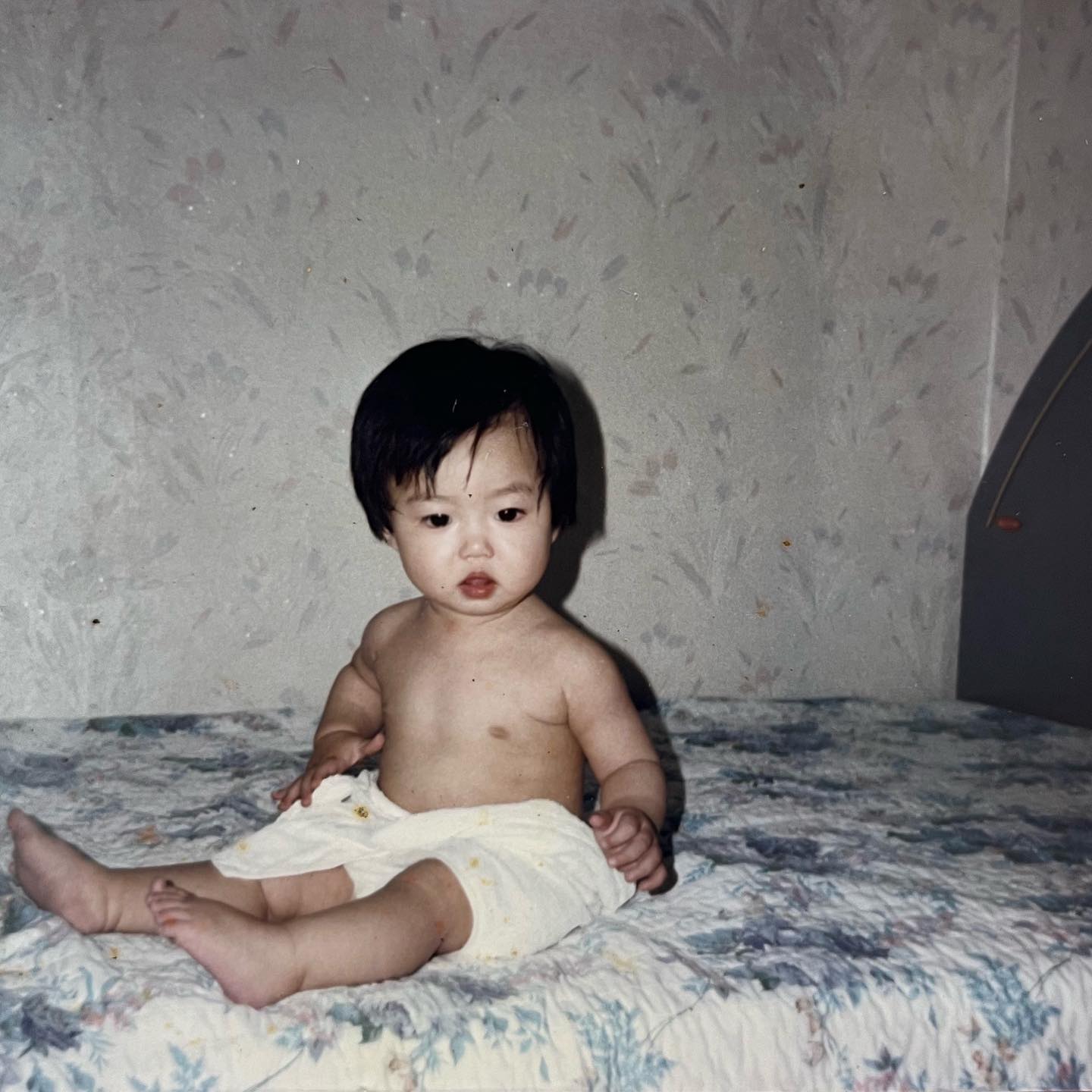 나를 닮은 너를 보는거 👶🏻
정말 매일매일 처음 느껴보는 신기한 감정이야,

이 작은 생명 하나로
주위 모든 사람들의 호칭이 새로 하나씩 생겨났다. 
연우엄마 연우아빠 할머니 할아버지 삼촌 이모.,
작지만 존재감은 엄청나게 크다 🖤

#5개월아기 #엄마딸 #육아일상