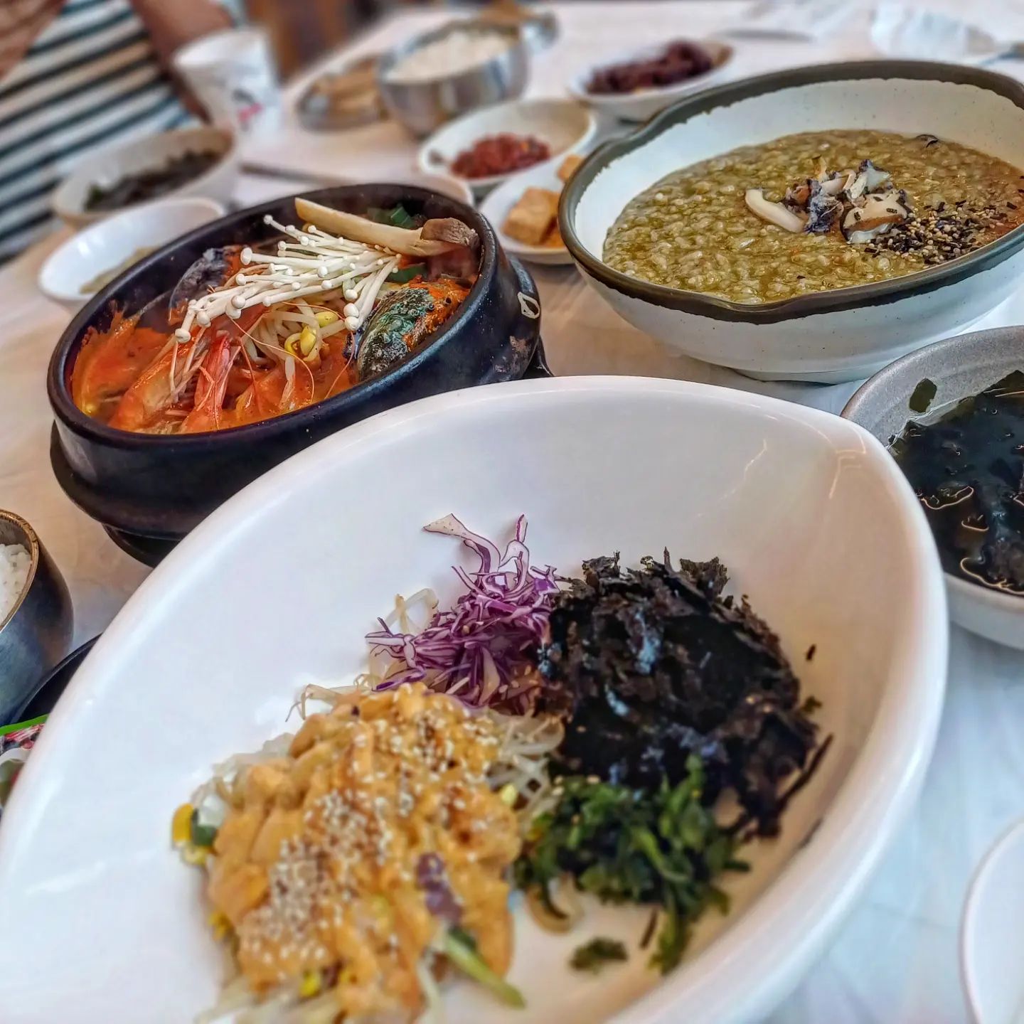 #바람꽃해녀마을 #협찬

속초가면 집에 오는 길에
항상 방문하는 #속초맛집 💛❤️

소주 한잔 먹은 날엔 전복뚝배기 필수예요. 시원한 국물에 살아있는 큰 전복이 2마리!!!!
전복, 오징어, 조개, 새우, 게 다양해요

6월부터 9월사이 성게알 철에 방문한다면 성게비빔밥 꼭 드세요🍲
고소하고 달아서 순식간에 사라져요🤣

전복죽에는 전복이 가득!!
전복내장에 볶아져 고소하고 씹히는 잔복살 맛도 예술이예요. 

#바람꽃해녀마을본점 #속초전복 #속초해산물