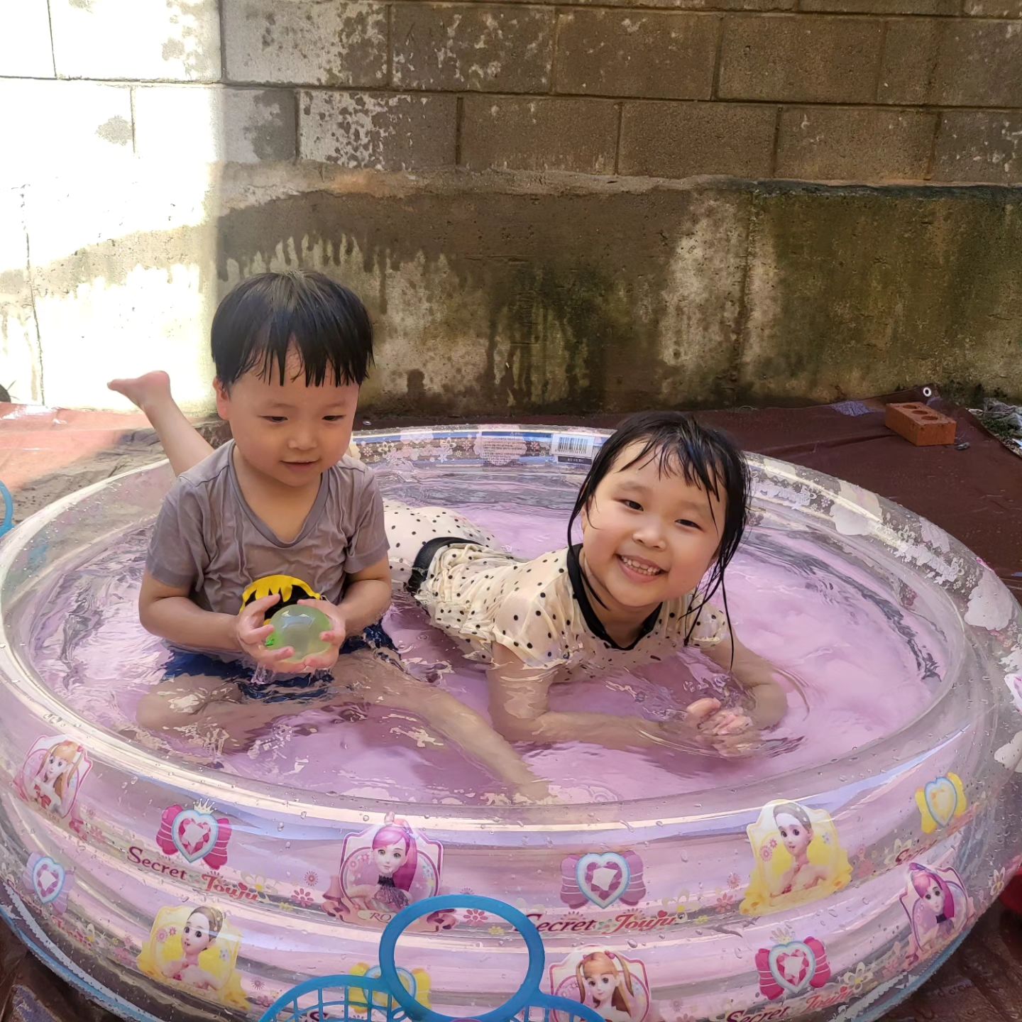 뒷마당 풀장^^
물놀이 노래를불러서 해줬더니 풀장이 작다ㅋㅋ
큰걸로 다시놀자 ^^

#물놀이 #뒷마당풀장 #작은풀장 #7살 #4살 #풀장 #주말일상 #남매맘 #물놀이좋아 #여름에는물놀이