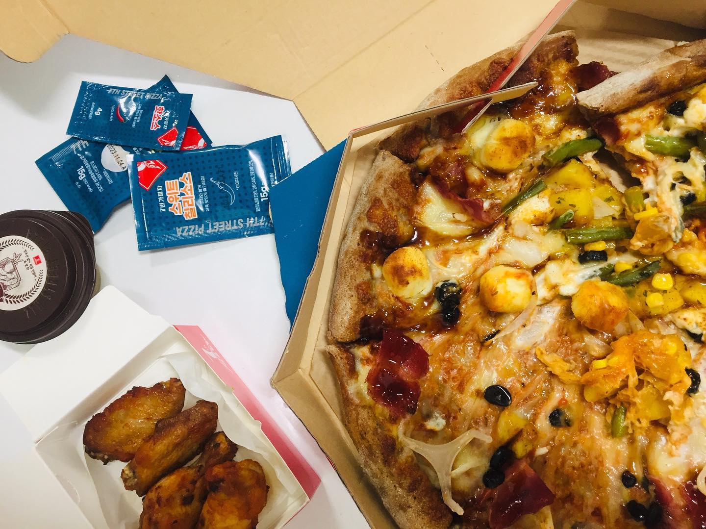 #7번가피자 #신메뉴 #크림치즈볼피자 맛보기!! 크림치즈가 위에 팡팡!
치즈좋아하면 드셔보세용!!

#신촌피자맛집#7번가피자신촌마포점#핫윙