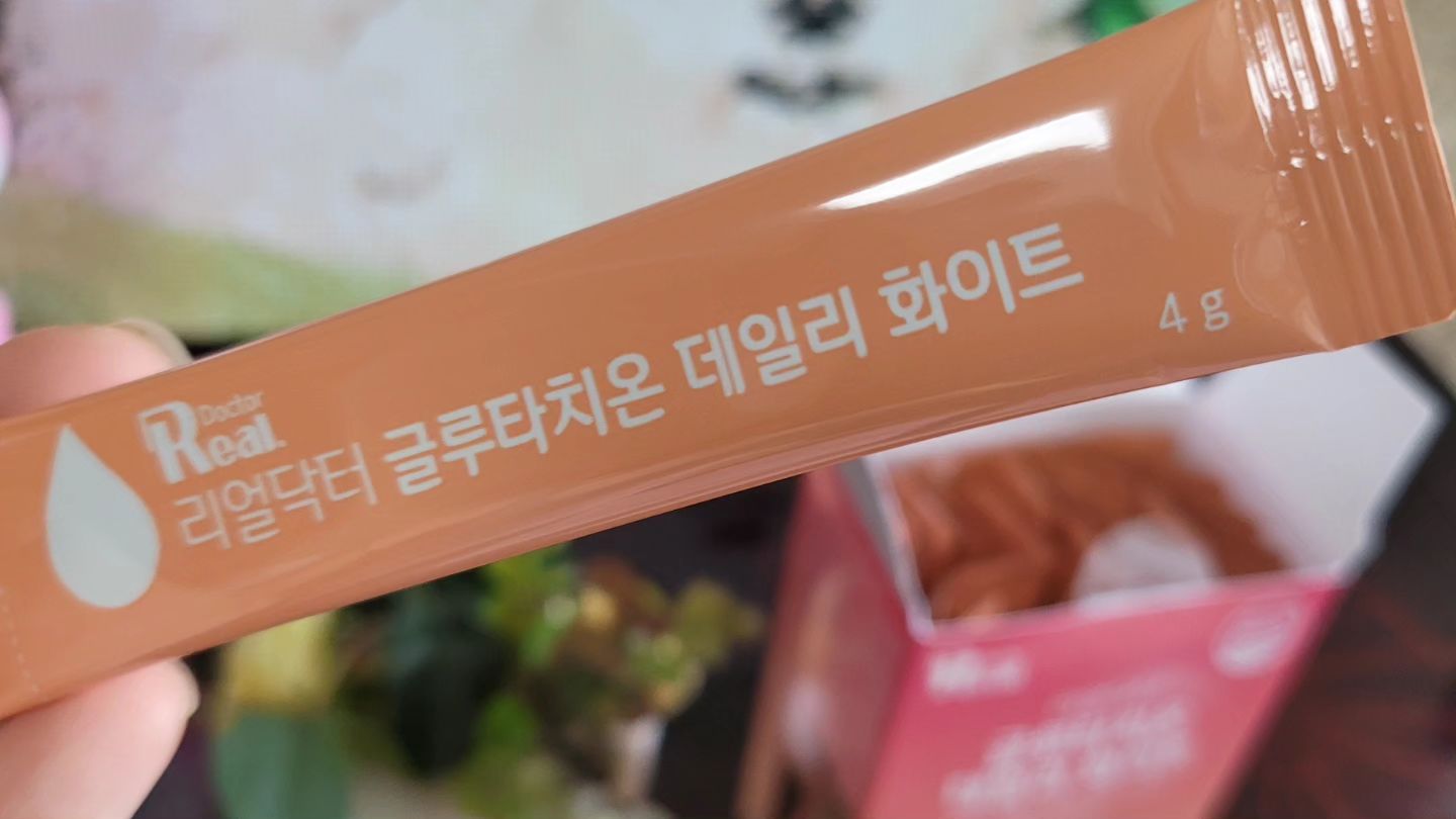 #광고#협찬
리얼닥터
글루타치온
[리얼닥터] 글루타치온 데일리 화이트 4g*30포 
인스타 계정 : realdoctor_official
----------------------------------
🧑‍🦱나이가 한살 한살 먹으니
얼굴도 칙칙 잡티도 많아져
점점 뜨거워지는 여름엔 특히 신경쓰이는부분이
피부데요. 피부를 환하게 밝혀줄 요즘 대세
글루타치온..^^
미백과 노화 방지, 해독작용 항산화에 도움되는
좋은 피부영양제 추천드려요.💭
------------------------- 
‼️글루타치온?
3개의 아미노산이 결합된 물질로
생체내의 산화환원반응에 중요한 역할을 하며
나이가 들수록 감소하는 것으로 알려져 챙겨먹어야 한데요..

💥환원형 글루타치온 1,200mg 함유

💥세계적인 기업 LALLEMAND 에스토니아산 건조효모 사용

💥HACCP 인증 제조시설 가공

📢부원료
5종 혼합유산균
히알루론산 혼합제제
저분자피쉬콜라겐
엘라스틴가수분해물
화이트토마토 농축추출분말

📩맛있는 요구르트맛 분말스틱

🍀이런분들 추천
✔️글루타치온과 비타민C를 맛있게 섭취하고 싶으신분
✔️글루타치온에 관심이 많으신분
✔️밝은 인상을 원하시는분
✔️빛나는 자신감이 필요하신분
✔️나이가 들면서 관리가 필요하신분
✔️생기있는 하루를 보내고 싶으신분

😨늘 피곤하고 얼굴이 생기가 없어
늘 사람들이 어디 아프냐며 물어보셨는데
[리얼닥터] 글루타치온 데일리 화이트 먹은뒤론
얼굴이 밝아졌고 하루를 활기차게 보내고 있어
늘 꾸준히 챙겨먹고 있어요.
글루타치온은 해독작용도 한다니 간에도 도움되서 그런지
피곤함감이 덜하고 몸과 피부가 생기가 있어 좋아요
비타민🥭 따로 먹지 않고 콜라겐 따로 먹지 않고 한포에
가득 담아 이거 한포면 거든 하답니다.
추천드려요.👍

늘 행복하고 건강하세요.🥳
오늘도 더운데 홧팅....👏👏👏

-------------------------------------

https://smartstore.naver.com/neouno/products/8490992960

#리얼닥터#글루타치온#미백#백옥피부