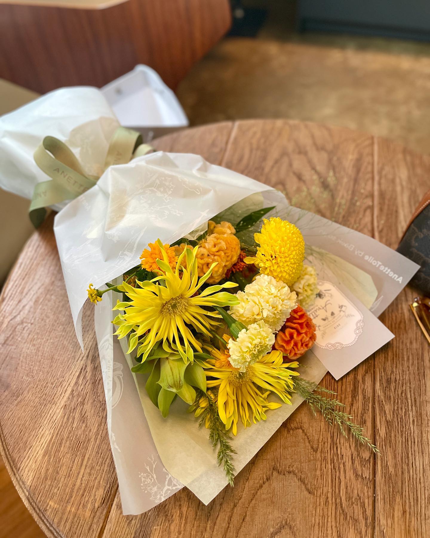 .

#협찬

💛며칠 전 생일이였거든요ㅋ크크
아네트 플라워에서 꽃 선물 받았어요💛

안다즈호텔 지하에 있는 아네트 플라워 안다즈점 다녀왔어요,

11년차 플라워스쿨에서 직영으로 운영하는 하이엔드 플라워숍이예요
전에 안다즈 방문했을때 꽃집이 너무 예뻐서 구경하다가
클래스도 들어보고 싶었거든요

싱그럽게 옐로우톤으로 요청드렸는데
정말 예쁘게 만들어주셨어요 
싱싱하고 예쁜 꽃으로만 조합해서 
정성스런 예쁜 포장까지 센스 최고예요💛

곧 돌아오는 남편 생일에 예쁜 꽃 선물해야겠어요🧡

#아네트플라워 안다즈 anette_andaz 
📍서울 강남구 논현로 854 (신사동, ANdAZ) 지하1층 아네트

#압구정꽃집 #압구정꽃집 #압구정꽃배달 #청담동꽃집 #프로포즈꽃다발 #압구정꽃다발 #리뷰노트 #아네트플라워안다즈