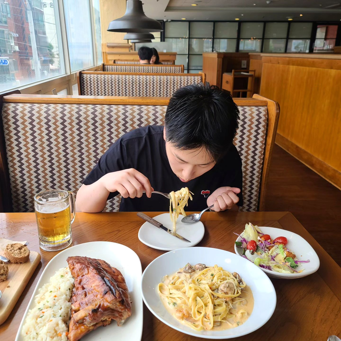 #작전역 #아웃백 
언제가 마지막이였는지 기억도 안나는 아웃백
#양송이크림스프 부터 너무 맛있었다

#폭립 이랑 #볶음밥 #투움바파스타 는 역시 존맛👍

사실 #부시맨브레드 랑 #생맥주 #샐러드 나와서
먹을때부터 조금 배가불렀는데 맛있어서 구겨넣음