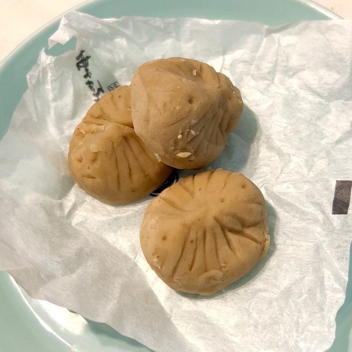 🧸신키네도코리아-와쇼콜라큐브&쿠리킨톤🧸 #협찬 

생크림롤케이크 맛집 신키네도코리아에서 신제품이 출시되었습니다! 일본식 생초콜릿 와쇼콜라 큐브와 수제 밤 화과자 쿠리킨톤 입니다🐶 

쿠리킨톤은 밤 본연의 맛을 돋보이게 하기 위해 밤과 천연 설탕만으로 만들어진 일본의 고급 전통 디저트라고 합니다! 처음 접해보는 디저트라서 너무 궁금했어요😯 비주얼부터 한땀 한땀 정성이 느껴지죠! 밤의 식감이 그대로 살아있어서 엄청 부드럽습니다,, 달콤함과 밤의 풍미가 너무 잘 어우러져 계속 먹고싶은 맛이에요♥️ 아메리카노랑 찰떡입니다😎 

와쇼콜라 큐브는 파베초콜릿으로 일반 초콜릿보다 당류가 낮은 생초콜릿입니다! 초콜릿이 너무 달면 혀가 찌릿하잖아요😂 와쇼콜라 큐브는 부드러우면서 당도가 진짜 딱 적당하더라구요! 일본에서 천연 한천으로 제조된 현지 수제 초콜릿을 이렇게 즐길 수 있다니 무조건 맛보셔야겠죠?! 

박스포장도 잘 되어있어서 선물용으로도 강추입니다!☺️

✔️네이버에 신키네도코리아 검색하시면 스토어에서 구매 가능합니다♥️

#신키네도코리아 #와쇼콜라큐브 #쿠리킨톤 #일본디저트 #고급디저트선물 #홈카페디저트 #생초콜릿