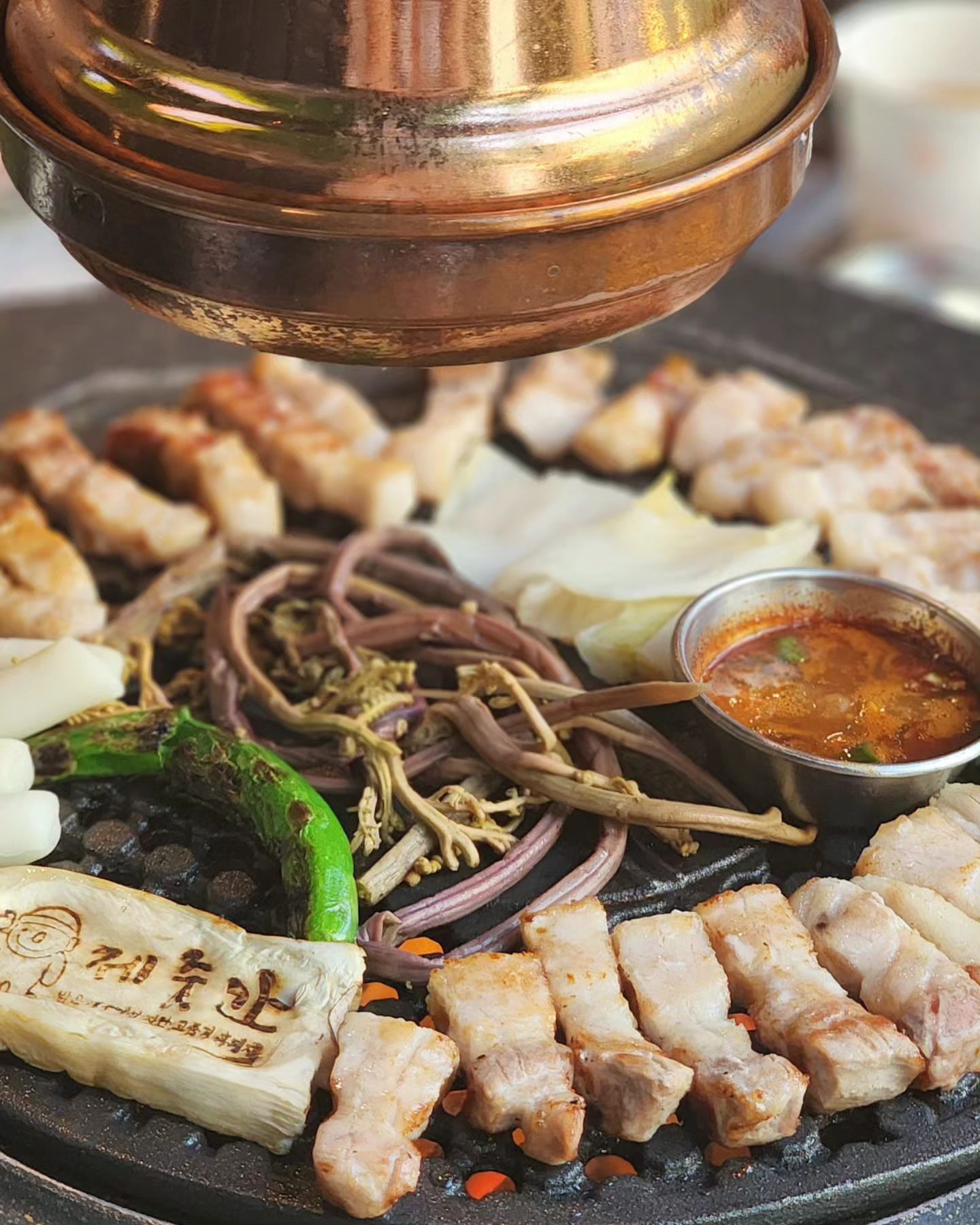 #울산맛집 #제줏간
.
.
항꼬리 입원시절(?) 지나가다가
발견한 제주컨셉의 고깃집!
여기가 고깃집이었다뉘 🙊

우리 세가족 외식 총총총~
아기의자가 있어 어린아이랑
외식하기에도 굿굿!

들어서는 입구부터 테이블 곳곳
돌하르방,감귤 등등으로
제주갬성그득💕
너무귀여워서 꺅꺅거리며 입장...

분위기 좋은데 고기까지 맛나네?
밑반찬 하나까지 맛나네?👍🏻
(파김치 꼭드쉐여 여러붕....)

직원분들이 구워주셔서 그런가
더더 맛나네 🫣힛
친절해서 더 기분 좋았던곳!

단체모임, 회식, 가족외식장소로 추천!
.
.
Thanks to ulsan_class 
jejugan_ulsansamsan