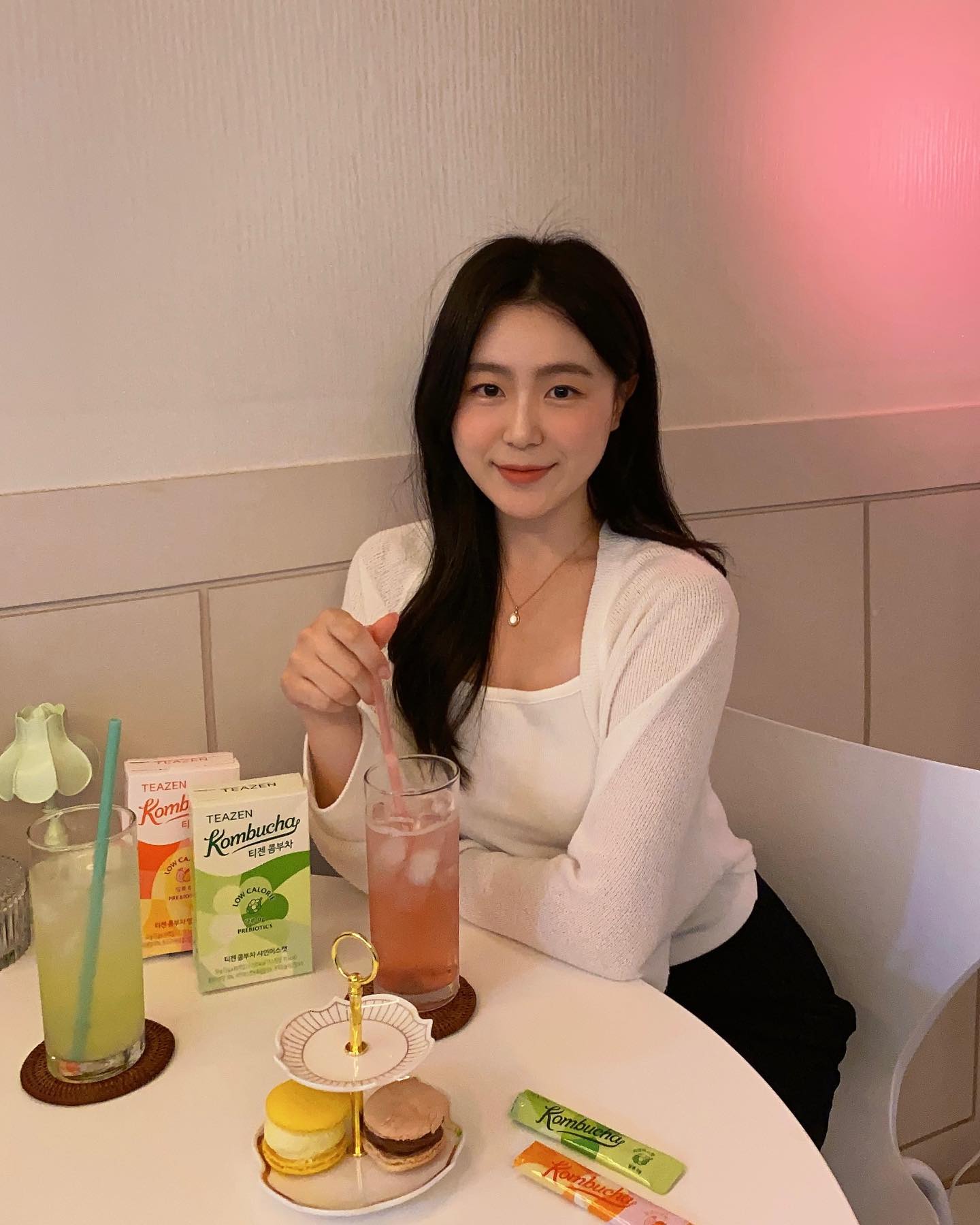 #광고 #콤부차 teazenofficial

콤부차하면 티젠💛
요즘 광고에서 티젠 콤부차 광고가 많이 보이던데
볼 때마다 느끼는 거지만 배우 김태리님과 완전 찰떡✨
상큼 시원함에 기분 좋아져요

올여름 갈증엔 티젠 콤부차로 관리해야쥐~~
이렇게나 달달한데 당류0g에 저칼로리라 과식하고
다른 음료 먹기 부담일 때 먹기 좋아요✌🏻

#티젠콤부차 #티젠 #저칼로리 #김태리 #김태리콤부차 #TEAZENKOMBUCHA #TEAZEN #KOMBUCHA #KIMTAERI