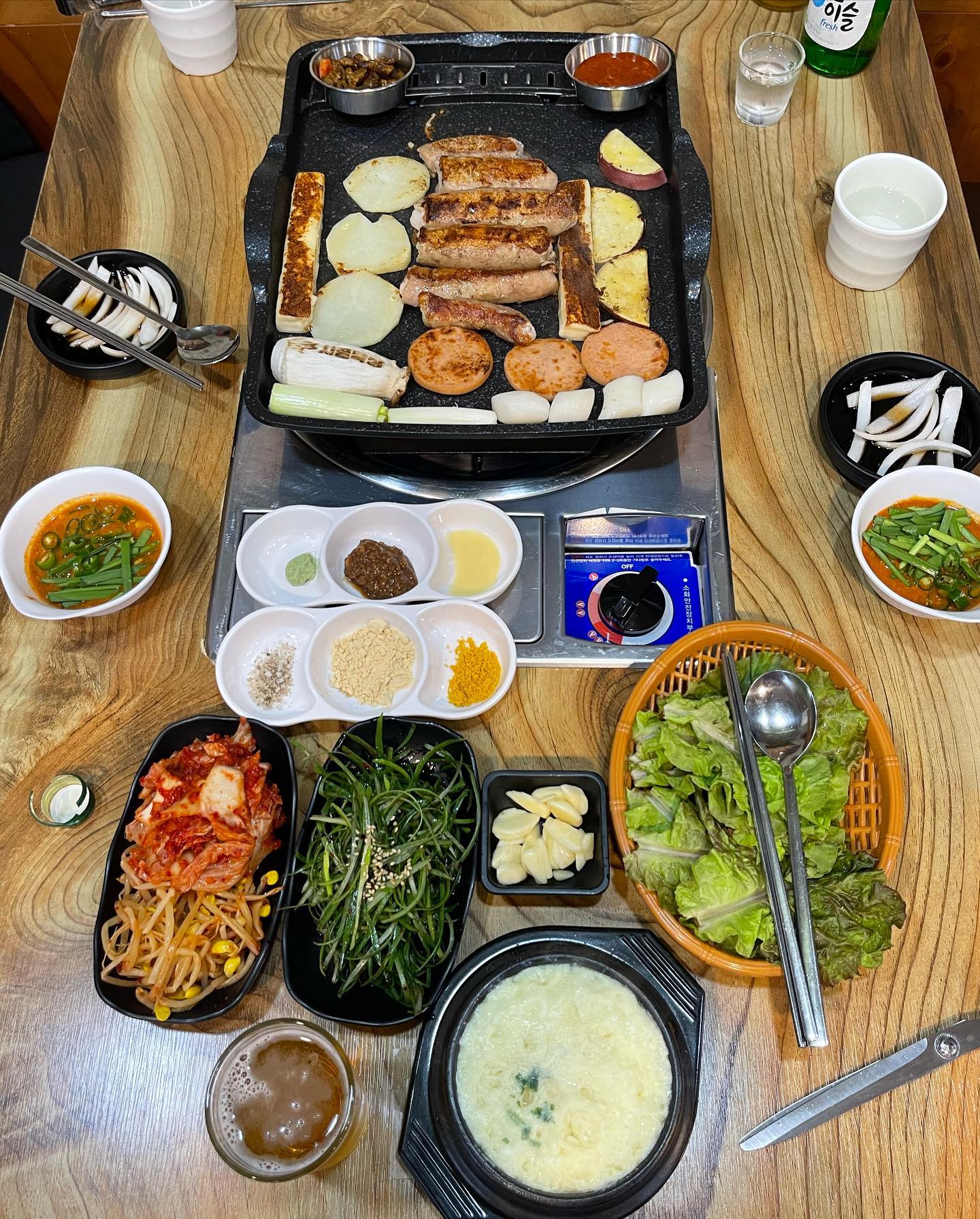#연수동맛집 #박가네시골막창 #소주맥주3천원 

낮술 자제하는 나에게 두 병을 선사한 인천맛집

간단히 식사할 곳을 찾아보다가 점심특선 메뉴에 들어선
연수동맛집 시골막창 +_+ 낮시간 11시 반~2시 영업 중!

김치찜을 먹을까 싶었는데 다른 손님들의 막창구이에
저도 모르게 세트 메뉴를 주문하고 있었네요.

거기에 소주 맥주 셀프 3천원! 술 한잔 하고 싶네~~
그렇게 오랜만에 낮술 2병을 달려 봅니다.

저는 시골막창 A세트 막창+김치찜+치즈or껍데기
로 주문 후 구워먹는 치즈로 선택해봤어요.

고소한 돼지막창에 전용 막장과 곁들이는 이 맛~
김치찜엔 돼지뼈가 들어가 양도 푸짐한 편이네요.

저녁에 방문했으면 더 달렸을 건데 아쉽다 >.<
술 맛 부르는 인천돼지막창맛집 여기야 여기!

연수역 2번 출구에서 도보로 1분도 걸리지 않아요~!

🌼주소 찾아가는 길 인천 연수구 새말로 95 1층
🌼영업시간 평일 11:30 - 23:00 주말 13:00 - 24:00 

#연수역맛집 #연수역술집 #연수동술집 #연수동술자리 
#연수동막창 #인천돼지막창 #연수동돼지막창맛집 
#연수동회식장소추천 #연수동회식 #연수동데이트 
#인천연수동맛집 #incheonkorea #koreanfoodlover
