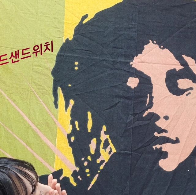예린 on Instagram: "빵순 빵돌이분들🤍 🥖🥐🥨 로드샌드위치는 바게트샌드위치를 판매하고있어요!! 다른 메뉴도 많지만 특히 저는 먹물트러플샌드위치,,완전 최애,, 자주 가서 먹을것같아