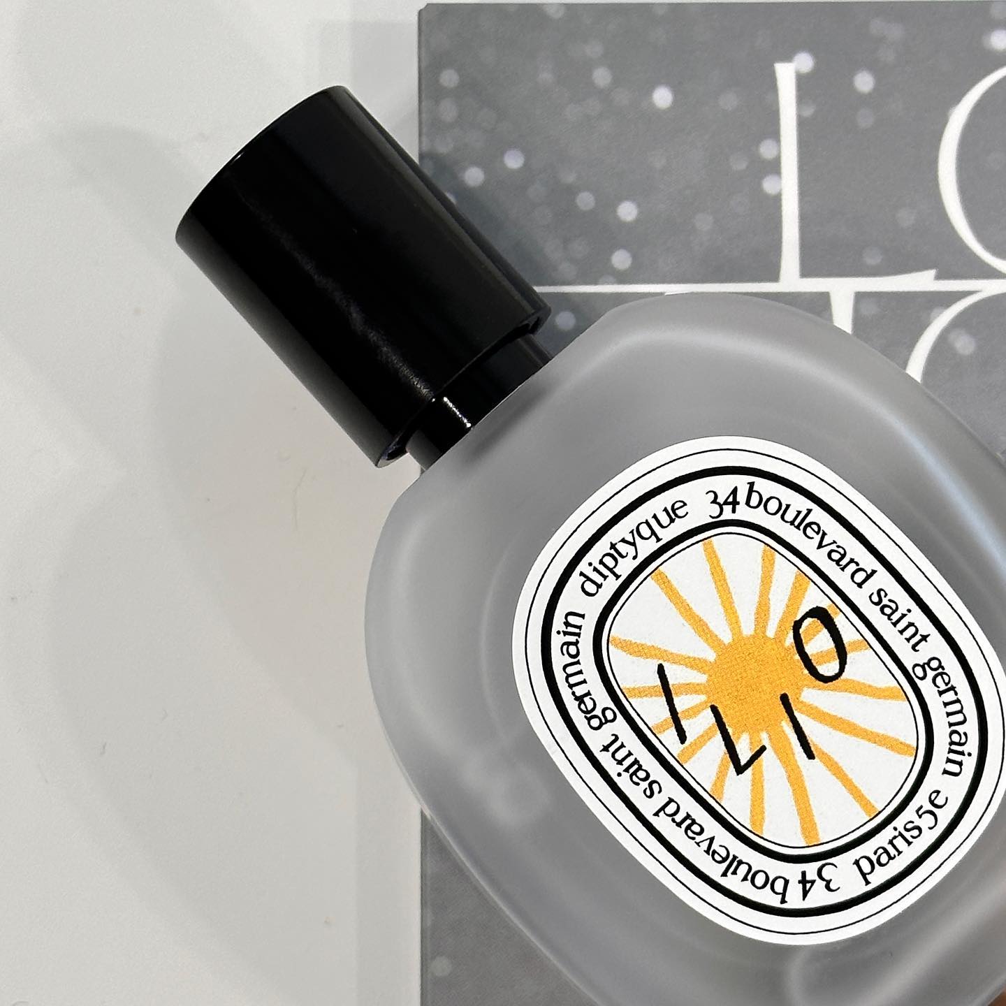 #제품제공 diptyque sivillage s.i.beauty_official 

☀️딥티크 리미디트 헤어미스트 일리오 ☀️

여름 한정판으로 출시 되었다는 딥티크 일리오 향의 헤어미스트를 겟했습니다 ! !

블라인드로 들이는 거라 100ml 향수는 부담이 돼서,, 저는 부담 없는 헤어미스트로 골라봤어요 🙃

딥티크 일리오는 2023 썸머 에디션으로 출시 되었고, 지중해 연안 그리스, 이탈리아와 프로방스 풍경에 대한 기억을 향기로 담아 표현해낸 컬렉션이라고 해요!

신선한 노트와 더불어 풍부한 과즙을 자랑하는 독특한 과일인 백년초가 향 조합의 핵심을 구성하고 있는데요!
베르가못과 자스민, 아이리스가 함께 어우러져 청량감과 플로럴한 느낌을 동시에 받을 수 있어요

다른 분들 후기에 오이향🥒이라고 표현되는 걸 종종 봤는데,, 오이향 싫어하시는 분들은 불호이실 것 같은 향이긴 합니다! (대놓고 오이향은 아니에요)

어떤 향이라고 특정 지어 설명하기 굉장히 어려운데,, 사계절 중 여름에 가장 잘 어울리는 향이라고 할 수 있을 것 같아요!

헤어미스트임에도 지속력이 괜찮은 편이고, 알콜향이 크게 느껴지지 않아서 괜찮더라구용

향수 50ml가 있었다면,, 같이 들이지 않았을까 싶을 정도로 제 취향이라 요새 아주 잘 뿌리고 있답니당

여름 향기템 찾고 계신 분들 + 물 먹은 오이(+꽃)향 좋아하시는 분들 봄•여름 향기템으로 추천드려요! 🌸

*해당 리뷰는 시뷰티 크루로 활동하며 제품을 제공 받아 작성되었습니다.
#딥티크 #딥티크향수 #딥티크헤어미스트 #헤어미스트 #헤어미스트추천 #딥티크일리오 #일리오 #시뷰티 #시뷰티앱 #시뷰티대학생크루