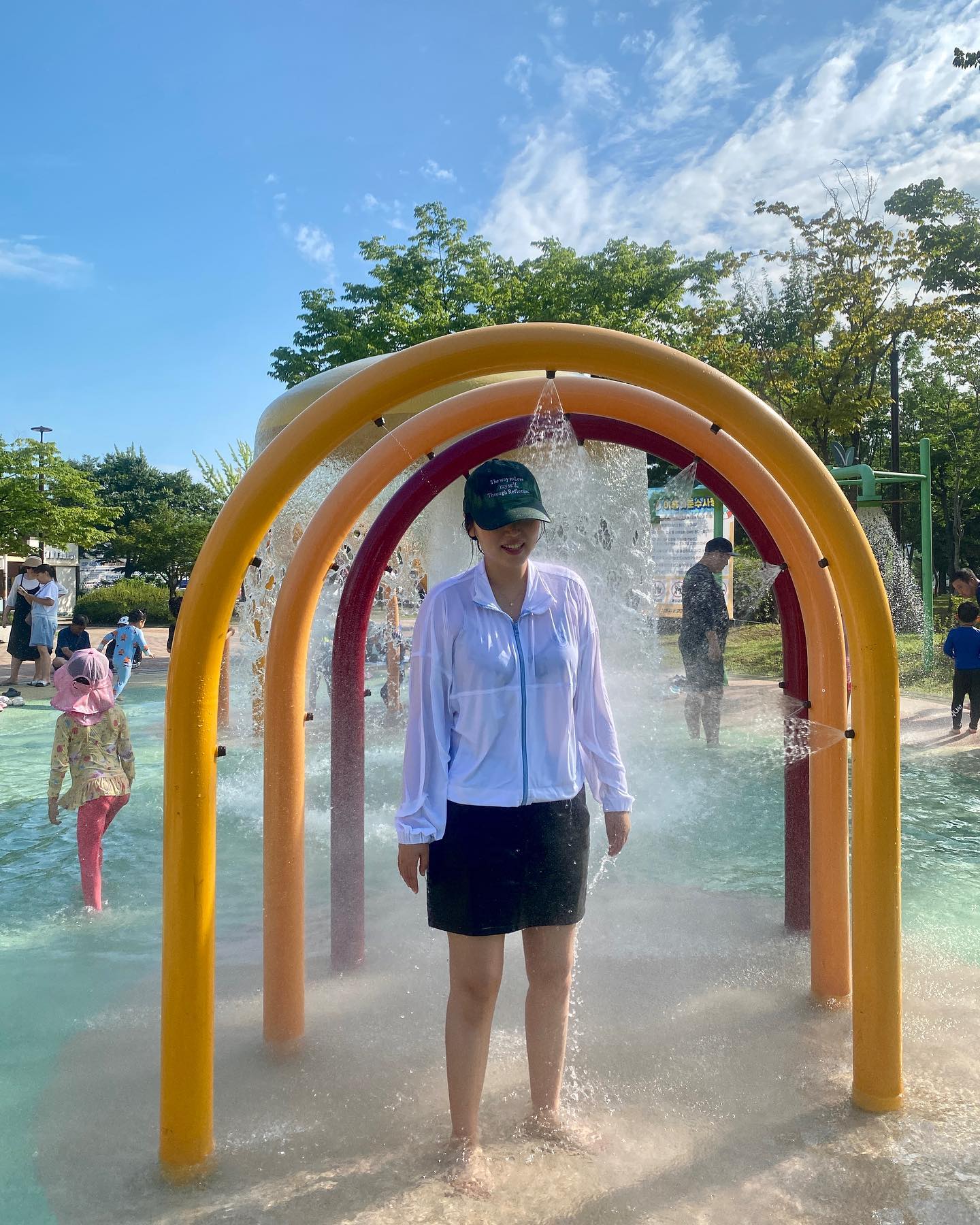 #협찬
lazybee.official 

올여름 캐리비안베이 가려고 레이지비 래쉬가드로 선택했는데 왕 빠른 배송 갬동⛱️ 
알고보니 오전 11시 이전 주문은 당일 도착이라는..미쳐따!!
테스트 겸 동네 꽤 큰 물놀이장에 가서
어린이 친구들과 신나게 물놀이하고 왔어요!
정말 더운 날이었는데 쿨터치 래쉬가드라 그런지 물놀이가 정말 시원하더라구요💙
저는 자외선을 최대로 피하고 싶어서 화이트 색상을 골랐는데 정말 잘한 선택 같아요🍉
집업 래쉬가드라 운동할 때도 입을 수 있어서 
가성비 미쳤어요✨

가볍고 구김 없는 소재에 짱짱한 원단으로 빨리 마르는데도 쿨링 스트레치 소재 때문에 시원~~~🩱
SFP+50 자외선 차단 기능까지✌🏻
레이지비 에어라이트 크롭 집업 래쉬가드 최고🩵🤍🕶️

#레이지비 #LAZYBEE #레이지비 #래쉬가드 #레시가드 #레쉬가드 #래시가드 #래쉬가드추천 #래쉬가드브랜드 #집업래쉬가드 #크롭래쉬가드 #수영복브랜드 #스포츠웨어 #여성래쉬가드 #여자래쉬가드 #남자래쉬가드 #루즈핏래쉬가드 #오버핏래쉬가드 #수영복 #스윔웨어 #비치웨어 #바캉스룩 #워터파크 #워터스포츠 #기능성운동복
