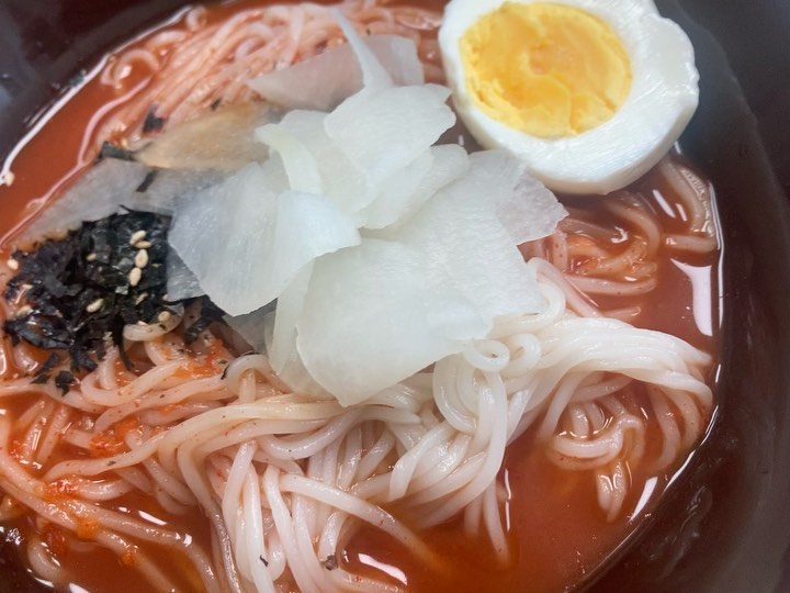 #협찬 #비빔국수 #송주불국수 #로시불국수 #매운비빔국수 #매운불국수 #로시마켓 #비빔국수레시피 #매운맛MBTI #안매운비빔국수 

로시마켓 ❤️ 송주불냉면이 콜라보레이션으로 출시한 신제품!! 들고 왔어용~~~ 
매운걸 너무나도 좋아하는 저는 불국수에 환호했쥐만…. 울 맵찔이인 남편은 오~ 노!!!를 외쳤죠 ㅎㅎ
그런데 넘 좋은소식이 이 불국수는 취향에따라 맵기를 조절할 수 있다는 희소식이! ㅎㅎ 소스가 따로 담겨져있어서 매운거 좋아하면 불소스를 넣고 안좋아하몀 안넣으면 딱 맛있는 비빔국수 맛이예요~^^ 한팩에 두개가 둘어있는데 기호에따라 남편이랑 하나씩 먹으니 최고! 

또 하나 좋은점은 취향따라 토핑을 넣어먹을수있는데 닭가슴살이나 오이 열무김치 등등 넣으면 나만의 불국수 완성~!! ㅎㅎ 저는 집에 군만두가 있어서 올려먹으니 새콤달콤매쿰한 불국수에 겉바속촉 군만두가 아주 딱이더라구용~!!!😍😍😍 삶은계란까지 하나올리니 예쁘고 넘맛있어서 단숨에 호호혹 흡입😆
무김치랑 김가루도 들어있어서 아무토핑없이도 들어있는 것만 넣어도 한끼뚝딱👍