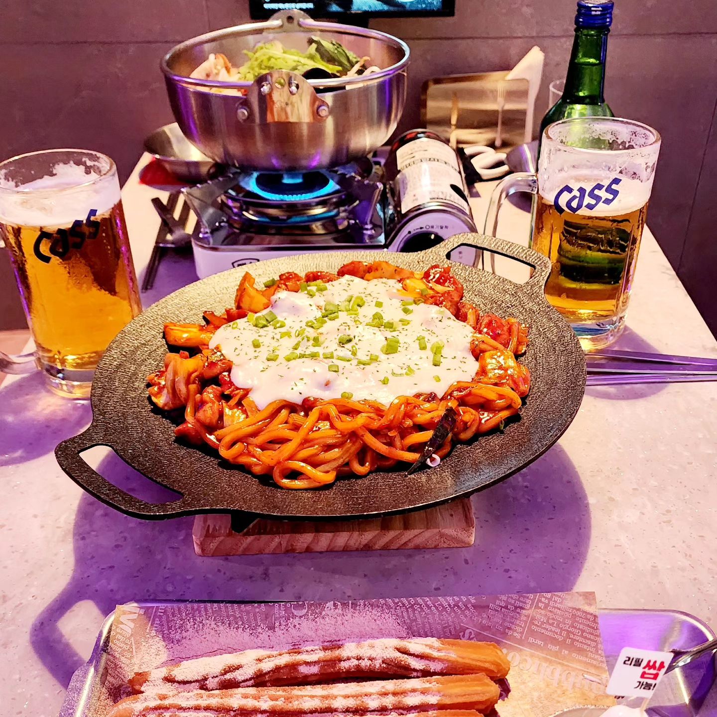 비가 주구장창 내리더니
이제는 더위와의 전쟁입니다☀️🔥

가만히 앉아 있어도 땀이 주르륵 흐르는 이 더위에 생각나는 그것은 말이지요!‼️ 
바로 맥주죠🍺‼️

​
오늘은 휴일이기도 해서 언니랑 만나서 
맛있고 시원한 맥주를 마시며 수다를 떨기로 했어요😁

​
보라보라한 빛이 나는 고급스러운 인테리어가 돋보이는 부산맛집 명륜역 맥주집 츄맥입니다

곱게 뻗은 길쭉한 인절미 츄러스와 시원한 맥주 
그리고 치즈 불닭, 나가사끼 짬뽕까지
오늘의 술자리 친구입니다😉

​
요요 살얼음이 보이는 츄맥의 맥주는🍺
테이블에 놓이고 1분 정도? 뒤에
살얼음 도넛이 퐁~하고 올라 옵니다😃(신기신기)
아무 생각없이 동영상을 찍다가 발견했지요
ㅋㅋ 얼음 도넛
너무 귀엽지 않나요⁉️😻

​

그리고 고소한 콩가루가 뿌려져 있는 인절미 츄러스입니다
츄러스와 맥주를 같이 먹을거라곤 상상도 못했어요
그리고 리필이 가능한 시원하고 부드러운 아이스크림까지 곁들여 먹을 수 있답니다👍

​인절미 츄러스와 맥주가 이렇게 잘 어울린다는 걸,
발견한 사람‼️
칭찬해👏👏👏

츄러스는 바삭하면서 쫄깃하고 부드러워서 맥주랑 완전 찰떡궁합니다​

​매콤한 불닭과 사리위로 치즈가 가득 올려져 있는 츄맥의 치즈불닭입니다🔥
평소에 매콤한 요리를 좋아해서 선택한 안주인데
맥주, 소주와도 정말 잘 어울리는 요리입니다😃

술꾼 안주에 국물이 빠질 수가 없지요🤣🤣
국물은 하얀색이지만
시원하고 얼큰한 맛이 매력적인 나가사끼짬뽕

​소주 한잔에 나가사끼 국물 한모금,,,,,,,,
크으으으으👍
오늘도 과음 예약입니다 ㅋㅋㅋ🤣🤣🤣

​
편안하고 시원한 츄러스 맥주전문점
온천동 맥주집 츄맥에서
맛있고 행복한 추억을 만들어 보세요‼️

​
📣부산시 동래구 온천장로65번길 동래3차SK뷰 상가1층
📣츄맥 동래점
📣0507-1391-0391

#동래츄맥 #온천동맥주집 #온천장호프 #명륜역맥주