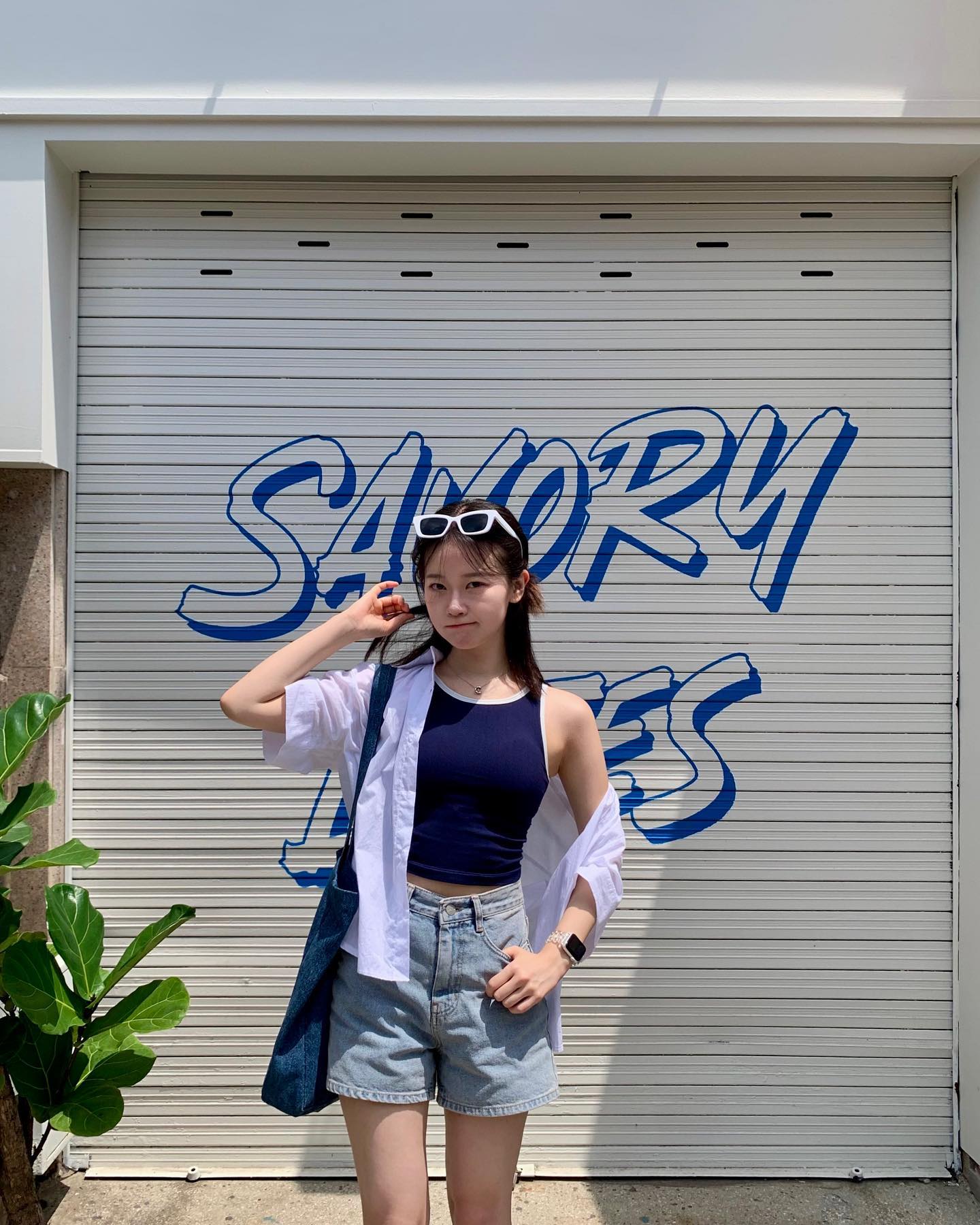 #협찬 🕶️
마음에 쏙 들었던 화이트 선글라스🤍
요런 스퀘어 쉐잎 첨 써보눈데
나름 핫걸🔥 같지 않습니까? 히히 ( ⁼̴̤̆◡̶͂⁼̴̤̆ )

📍저는 ‘한글 스퀘어 선글라스 화이트’ 착용했습니다 !!
📍한글안경 공식 홈페이지에서 구매 가능합니다😎

🕶️ hangle_official 
#한글안경 #HANGLEEYEWEAR #스퀘어선글라스 #화이트 #한글안경X트레블 #한정판 #선글라스 #선글라스추천 #오오티디 #ootd #daily