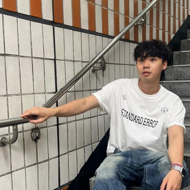 이재준 on Instagram: "#협찬 @standarderror_official RT153 [컴팩트얀] 엔자임 워싱 올드스쿨 스탠다드에러 칼리지 클럽 반발티 시대를 초월하여 반복적으로 나타나는 현상을 새롭게 재해석하여 시간
