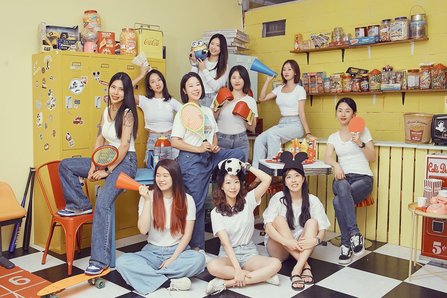 17년도에 만나 지금까지 
나한테 ‘친구’의 정의를 다시 알려준
나의 시끄러운 돌고래 소녀들 🐬💙
이 정도의 인원이 트러블 없이 오래 유지되는게
쉬운 일만은 아닌 것 같은데 -
서로에게 간섭하지 않고 그저 서로를 응원하고 지지해주는
너희가 내 인생에 들어온 건 정말 크나 큰 행운이야!
앞으로도 우당탕탕 잘 지내보자✨
#단체사진 #단체촬영 #단체프로필 #단체컨셉 
#프로필촬영 #촬영 #컨셉 #컨셉사진 #컨셉촬영 #컨셉스튜디오