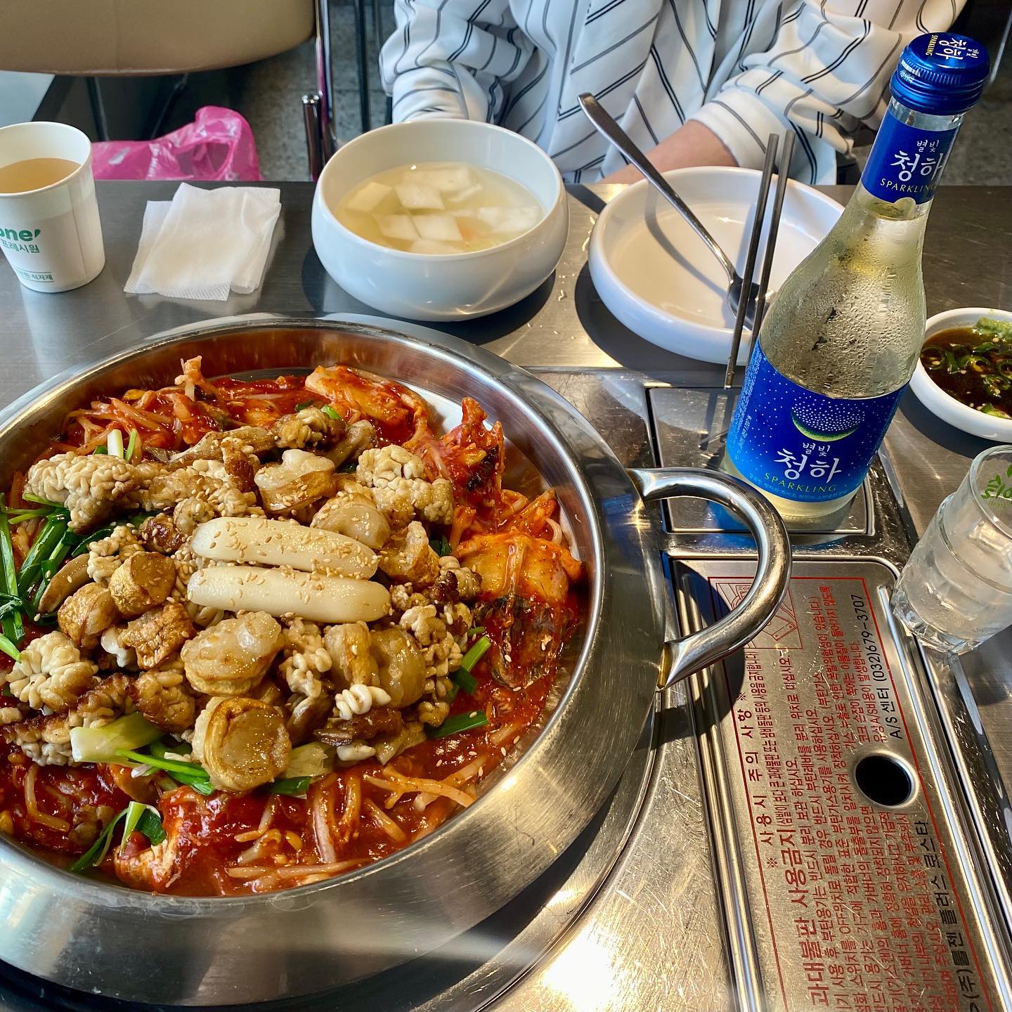 23.07.24
사랑하는 엄마랑💕

개나리아구찜 본점✨

☎️ 0507-1360-0060
⏰ 매일 12:00~23:00
 (2층은 22:30 까지)
 15:00~16:00 브레이크타임
 22:00 라스트오더
📍서울 송파구 오금로15길 7-8
🚘 주차장 ❌ (근처 공영주차장 이용)

✔️우리가 주문한 메뉴

•대창아구찜 2인 44,000
➡️ 시그니처 메뉴✨흔한 아구찜 ❌
구운 곤이와 대창이 들어간 아구찜
겉이 구워져 겉바속촉인 대창과 곤이🧡
(맵기 선택 가능)

•별빛✨청하 6,000
•볶음밥 3,000

#협찬 #송파데이트 #잠실데이트
#석촌호수데이트 #방이동데이트
#송파맛집 #잠실맛집
#잠실역맛집 #석촌호수맛집
#방이동맛집 #방이동먹자골목맛집
#아구찜맛집 #대창아구찜
#서울핫플 #잠실핫플
#개나리아구찜 #개나리아구찜본점