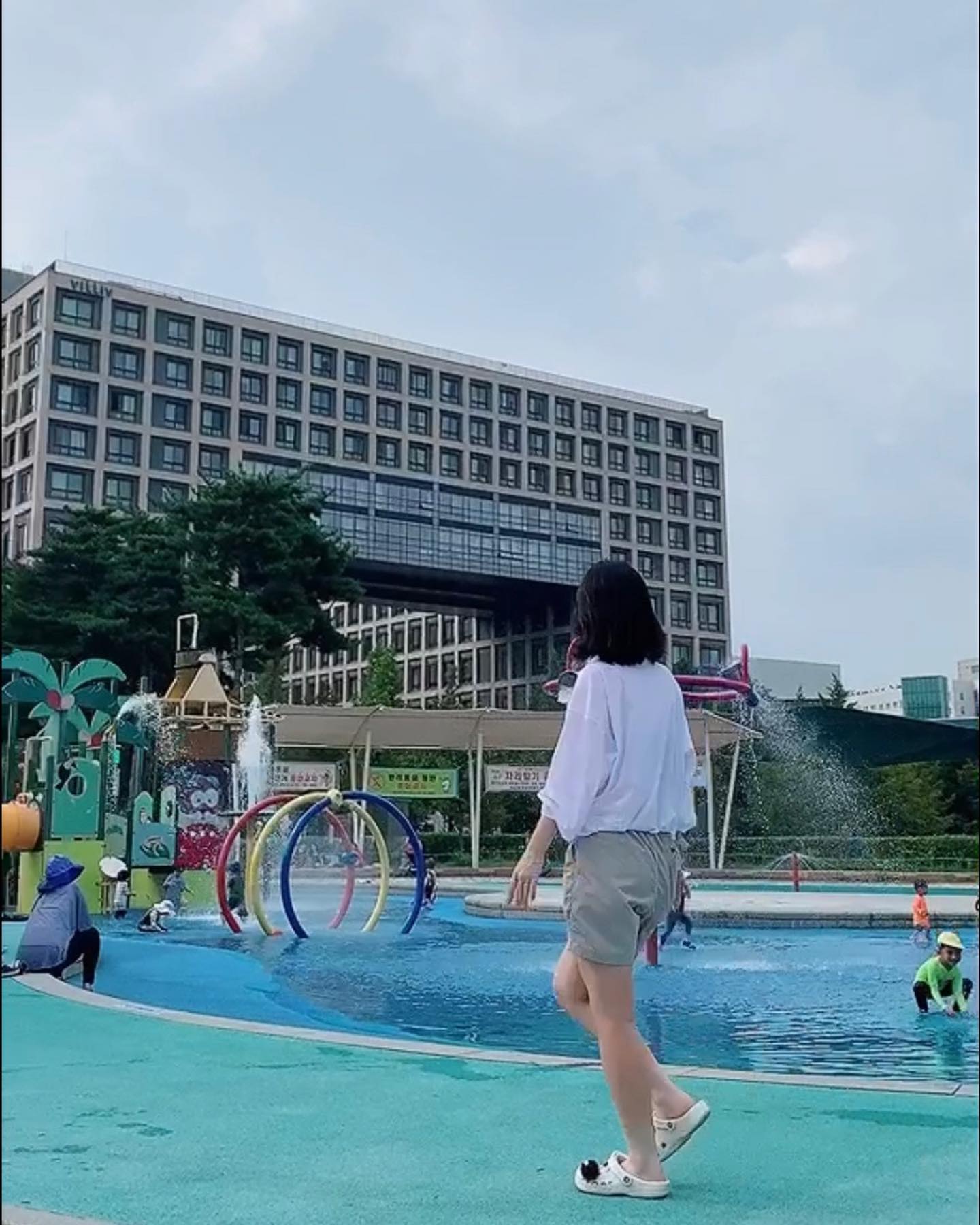 #협찬 lazybee.official 
딱 달라붙는 래쉬가드가 부담스러운 분들께 희소식!
물놀이 뿐만아니라 일상복, 운동복으로 입어도 좋은 #레이지비 #래쉬가드 

원단의 촉감이 부드럽고 구김이 없어서 착용하기 너무 편했어요. 쿨링스트레치 소재로 긴팔임에도 시원하게 입을 수 있어요.

자외선 차단도 잘되고 물이 묻어도 금방 건조되어서 체온유지에도 좋습니다. 

지금 레이지비에서 래쉬가드를 오전 11시 전 결제하시면 당일 도착하니 래쉬가드를 아직 준비 못하신 분들은 고고하세요!

#LAZYBEE #레이지비 #레시가드 #레쉬가드 #래시가드 #래쉬가드추천 #래쉬가드브랜드 #집업래쉬가드 #크롭래쉬가드 #수영복브랜드 #스포츠웨어 #여성래쉬가드 #여자래쉬가드 #남자래쉬가드 #루즈핏래쉬가드 #오버핏래쉬가드 #수영복 #스윔웨어 #비치웨어 #바캉스룩 #워터파크 #워터스포츠 #기능성운동복