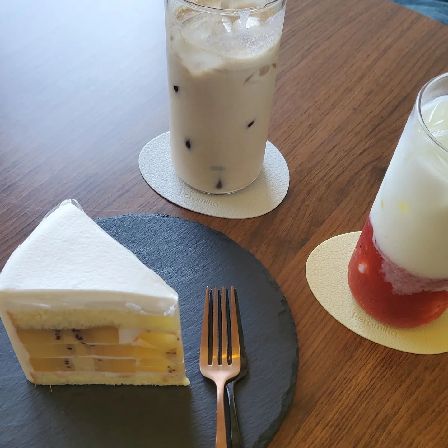 #협찬
서귀포시 동홍동
사장님의 정성이 듬뿍 담긴
수제케이크를 맛볼 수 있는 카페 #보듯
신선한 제철과일과 부드럽고 풍미가득한 생크림이 조화로운
#과일케이크 를 전문으로 하시는 곳인데
선물하는 분들의 따뜻한 마음을 담아 정성껏 만들어주셔서
맛도 비주얼도 예술 💗
맛도 디자인도 호불호없는
클래식한 케이크를 만날 수 있는 카페랍니당
매장에서 조각으로도 맛볼 수 있어 행보쿠
너무 맛있어서 나오자마자 순삭해버렸어요
특히 얼리 카페러라면 모두 주목 !
이제 막 오픈한 신상 카페이니
얼른 다녀오세요 💗
.
.
#서귀포케이크 #서귀포케이크주문 #서귀포카페 #서귀포디저트카페 #서귀포과일케이크 #동홍동케이크 #서귀포주문케이크 #서귀포과일케이크 #서귀포신상카페 #서귀포제작케이크