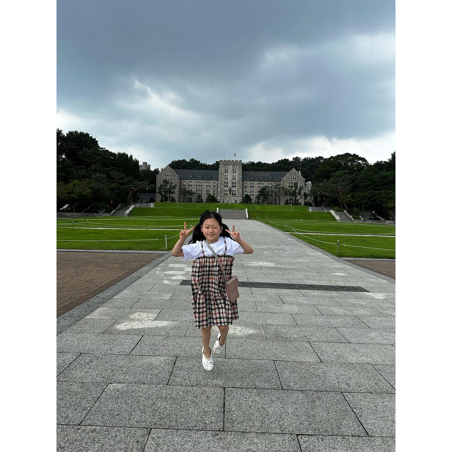 어쩌다 보니 #대학교투어🏫 
저번에 홍대거리에서 대학교 언니오빠들 보고
유튜브에서 대학생브이로그 몇번 보고 관심 갖다가 이번에 또 홍대 가고싶다고 해서 비교적 이모집과 가까운 고대투어를 급 가게 되었어요. 벌써 부터 무슨 대학투어 그런건 아니고 그냥 가볍게 다녀왔는데 의외로 만족도가 높아 바로 서울대투어까지 하루에 끝냈답니다. 즐거웠는지 이화여대도 가보자고.. 학교 캠퍼스도 멋지지만 20대 언니오빠들도 보고 기념품도 사고 박물관도 실내라 쾌적하고 의외로 방학에 찾은 아이들도 많이 보이더라구요! 
아이와가볼만한곳 으로 추천 합니다! 
학식은 휴무라 끓여먹는종이컵라면으로 대체! 
.
.
.
#아이와가볼만한곳 #고려대투어 #서울대투어 #대학투어 #고려대캠퍼스 #굿즈 #초딩스타그램 #초딩방학 #20살이되고싶은초딩