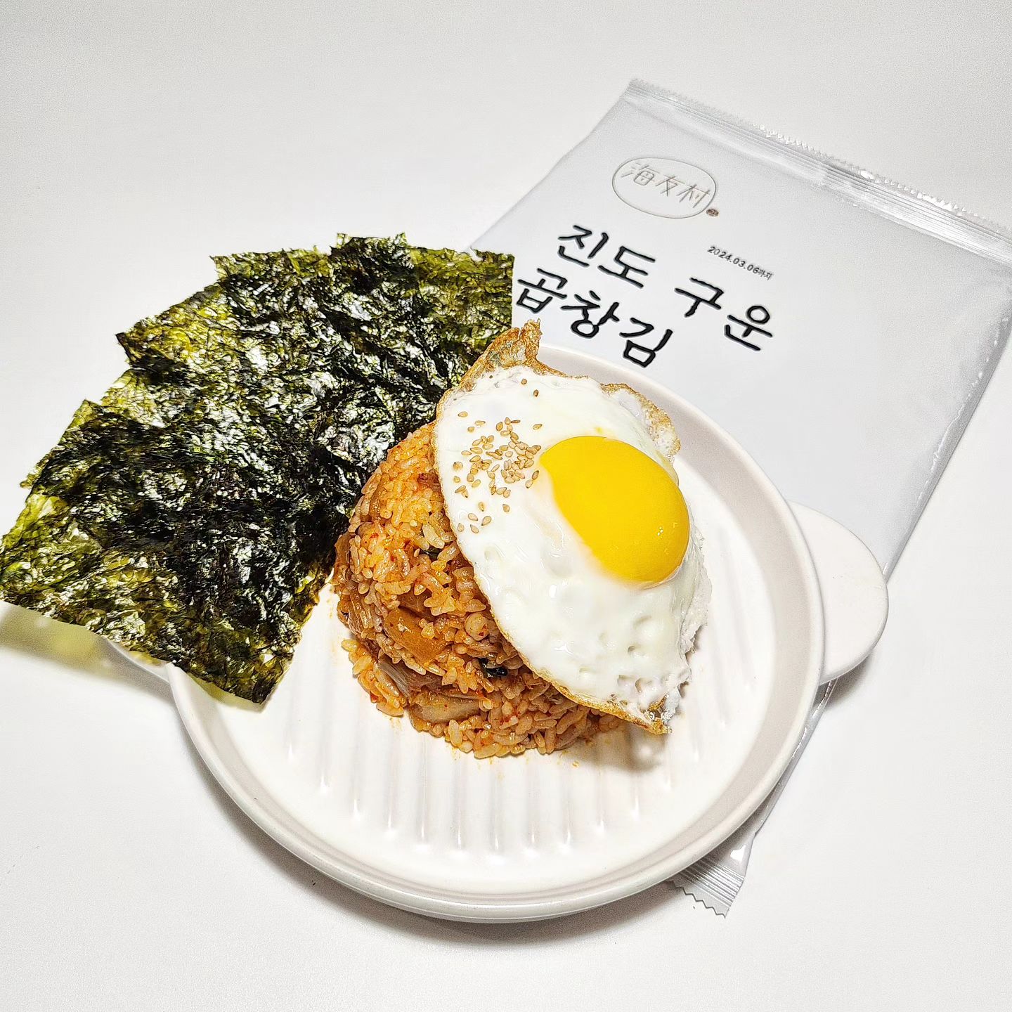 #협찬⠀
➡️ 상품명: 진도 구운 곱창김
➡️ 별점: ★★★★★
➡️ 판매처: 에스에스물류(SAMSAUNGYOUTONG)
➡️ 가격: 5봉 5,500원
➡️ 맛
✔ 진도 구운 곱창김은 두번 구워 더욱 바삭한 곱창김으로 5장씩 소포장 되어있어 습한 여름에 보관 및 관리가 쉬운 제품입니다.
✔️ 유기가공식품 인증과 전통식품 인증, HACCP 인증을 받은 제품이기 때문에 안심하고 먹을 수 있으며, 청정지역 자연 방식 그대로 제조해 더욱 맛있게 드실 수 있습니다.
✔️ 화학조미료를 넣지 않고, 건강한 소금으로 만들어 아이들도 맛있게 드실 수 있으며, 짠 음식에 싸드시거나 김밥을 말아 드시기에도 좋은 김입니다.
✔ 맛있는 곱창김을 한여름에도 바삭바삭하게 드시고 싶으시다면 진도 구운 곱창김을 구매해 보시기 바랍니다.
⠀
#에스에스물류 #해우촌 #진도곱창김 #김 #곱창김 #김반찬 #맛있는김 #돌김 #곱창돌김 #구운김 #김추천 #맛스타그램 #맛집 #맛집추천 #먹스타그램 #먹팔 #선팔 #맞팔 #먹스타#소통 #일상 #데일리 #오늘의메뉴 #식단