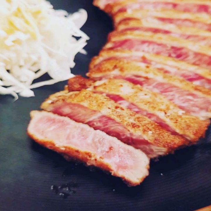 #다크양_협찬 #규카츠정마곡점
✍️마곡 데이트 식사로 방문하기 좋은 규카츠 맛집입니다‼️
✍️매장은 아기자기하게 잘 되어 있어서 방문하기 좋아요👍
✍️규카츠를 바로 구워서 맛있게 먹기 좋고 규카츠 상태가 너무 좋아 부드럽고 맛있게 즐기기 좋아요😋
✍️규카츠랑 먹기 좋은 소스들이 와사비 간장 소금등이 있어서 원하는 취향에 맞게 찍어 먹기도 좋습니다🤤
✍️계란덮밥도 고소하게 맛있게 먹기 좋고 규카츠를 올려서 먹기도 너무 좋습니다🤗
✍️점식도 저녁도 맛있게 먹기 좋은 곳으로 마곡 맛집 찾는 분들에게 방문하기 좋아요🤗👍
🔸️서울 강서구 공항대로 227 마곡센트럴타워1차 1층 114호
#규카츠정 #발산역일식 #발산역규카츠 #발산역돈카츠 #마곡동일식 #마곡동맛집 #규카츠맛집 #마곡맛집 #마곡데이트 #먹팔 #먹스타그램 #먹방스타그램 #먹팔해요 #먹팔맞팔환영 #먹소통환영